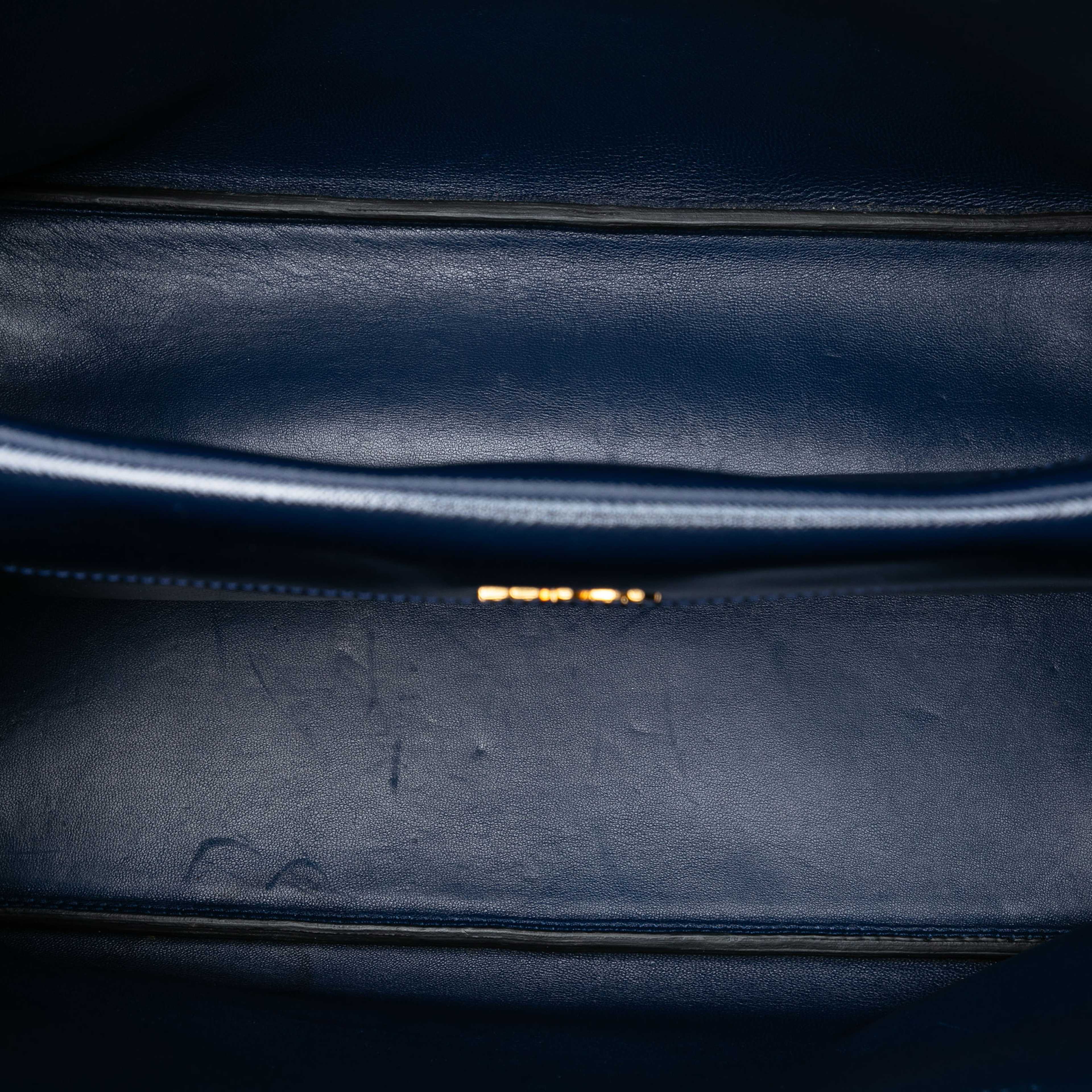 Prada Medium Saffiano Vernice Double Satchel, från Luxclusif, i färgen navy. Klicka för att öppna bilden i stort format