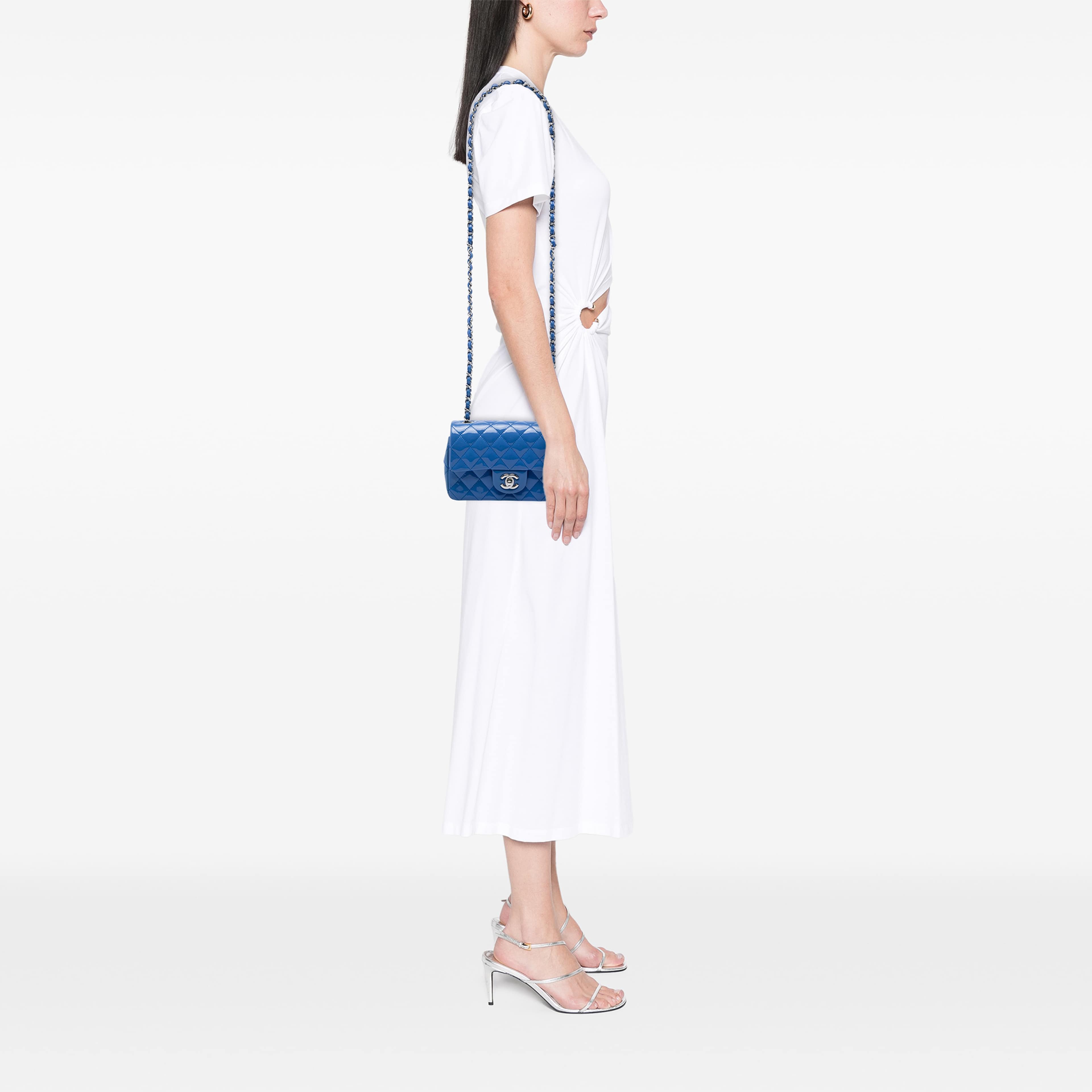 Chanel Mini Rectangular Classic Patent Single Flap, från Luxclusif, i färgen blå. Klicka för att öppna bilden i stort format
