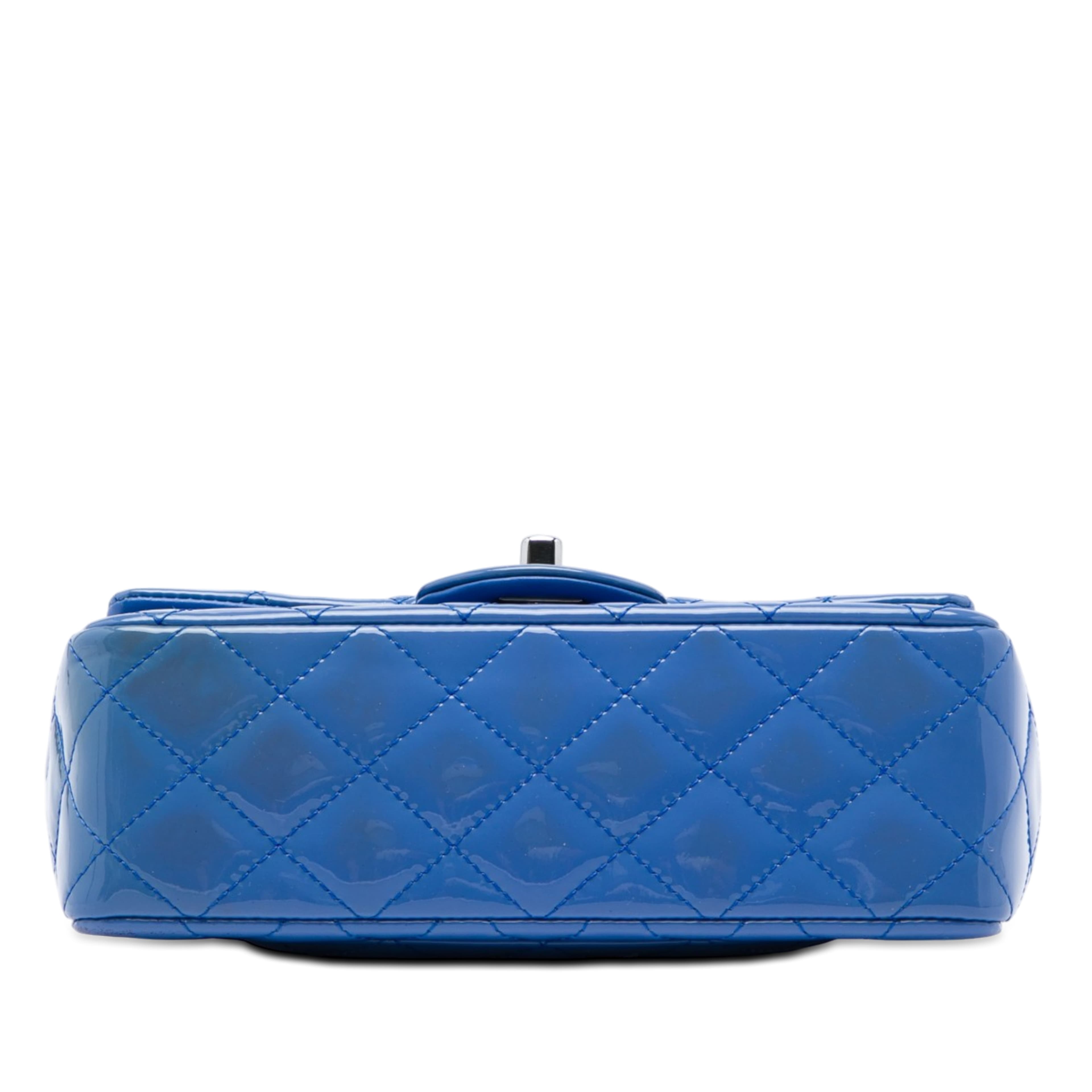 Chanel Mini Rectangular Classic Patent Single Flap, från Luxclusif, i färgen blå. Klicka för att öppna bilden i stort format