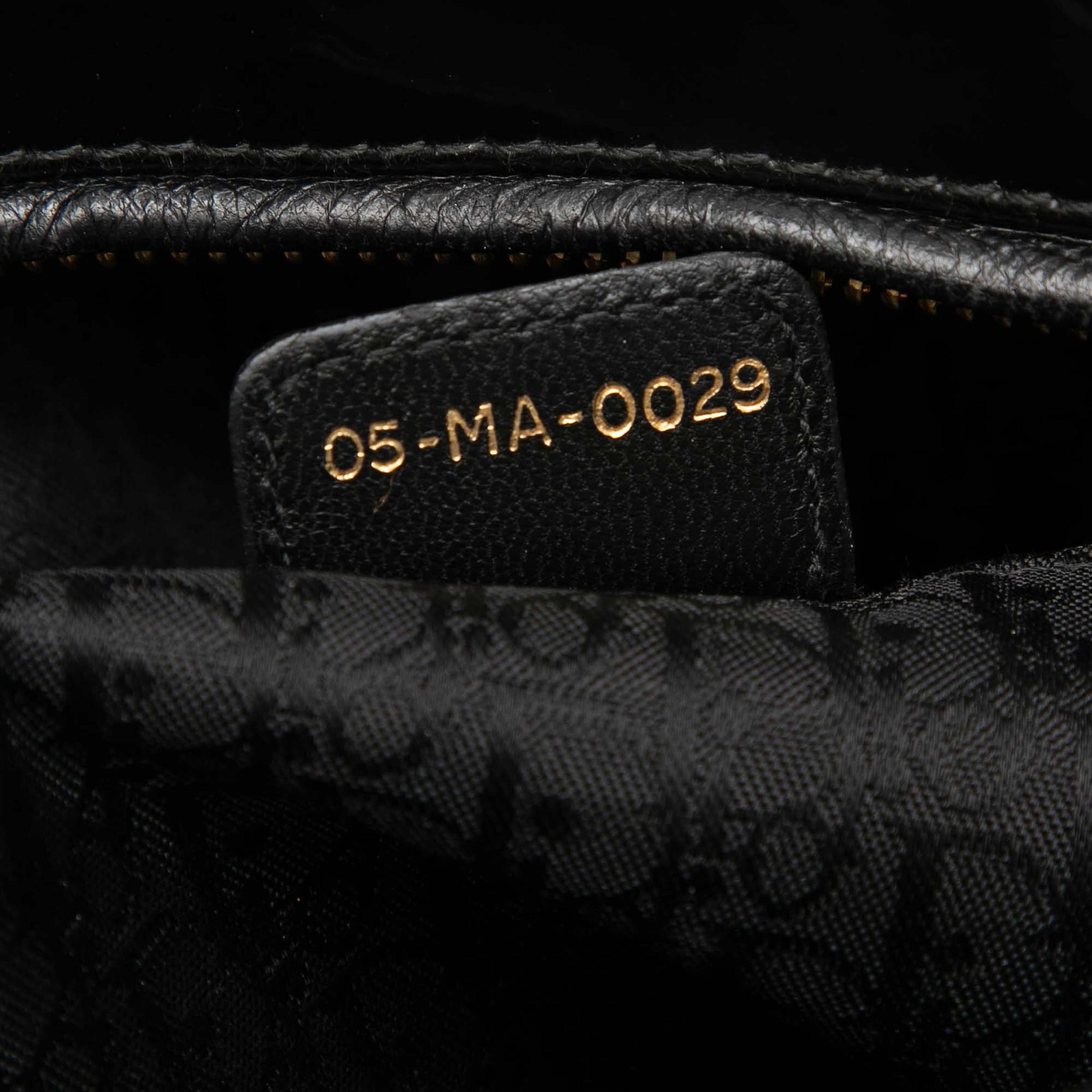 Dior Large Patent Cannage Lady Dior, från Luxclusif, i färgen svart. Klicka för att öppna bilden i stort format