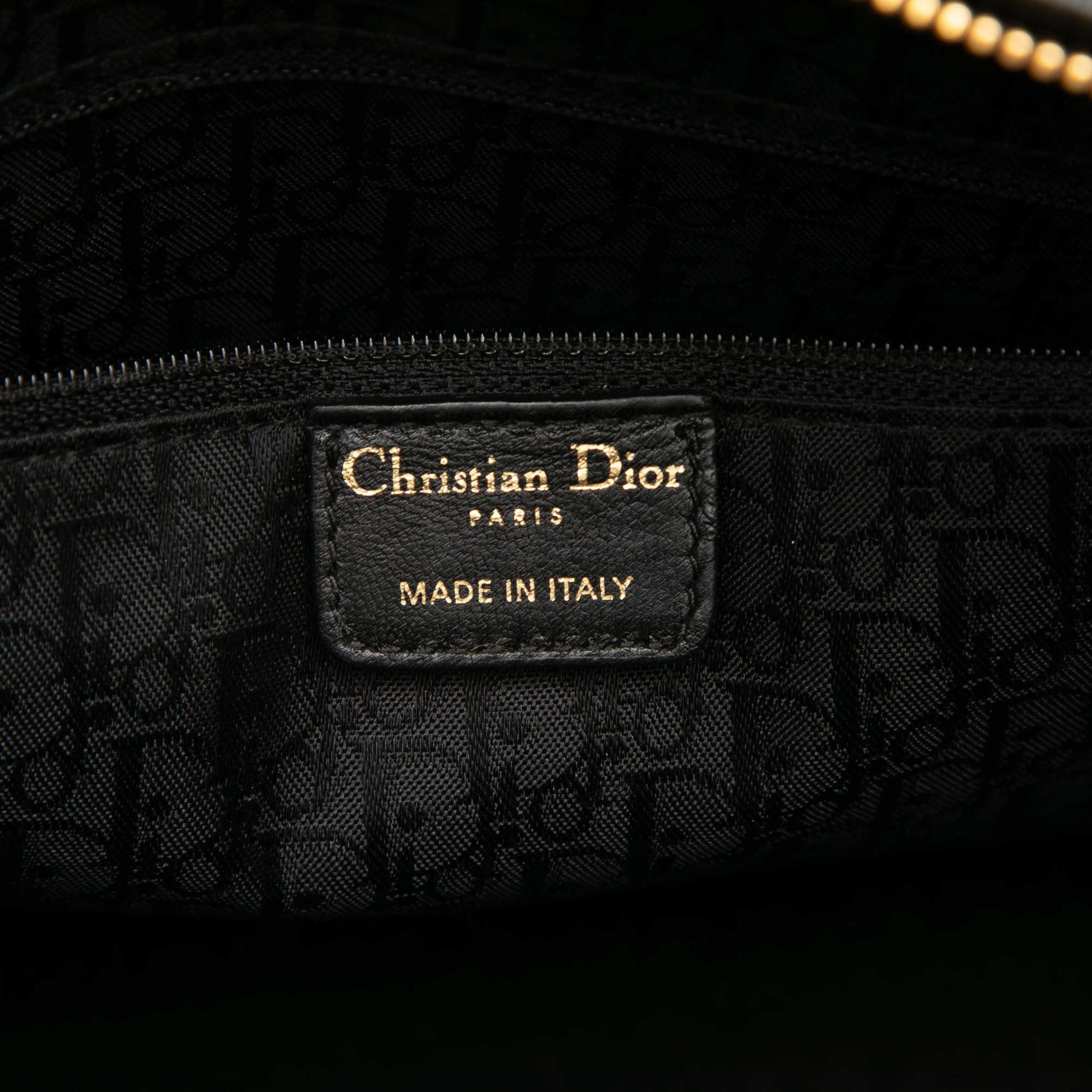 Dior Large Patent Cannage Lady Dior, från Luxclusif, i färgen black. Klicka för att öppna bilden i stort format