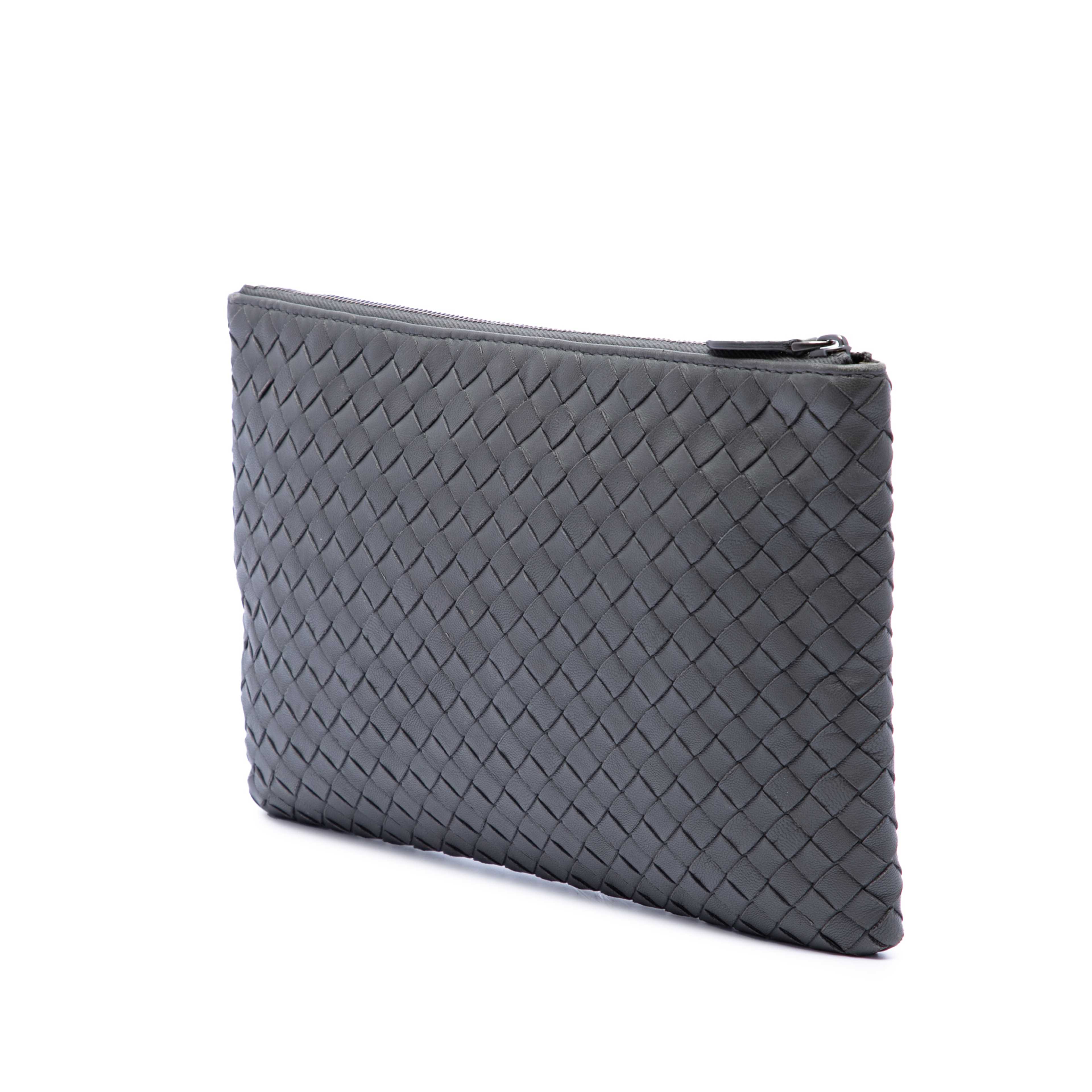 Bottega Veneta Nappa Intrecciato Clutch, från Luxclusif, i färgen dark gray. Klicka för att öppna bilden i stort format