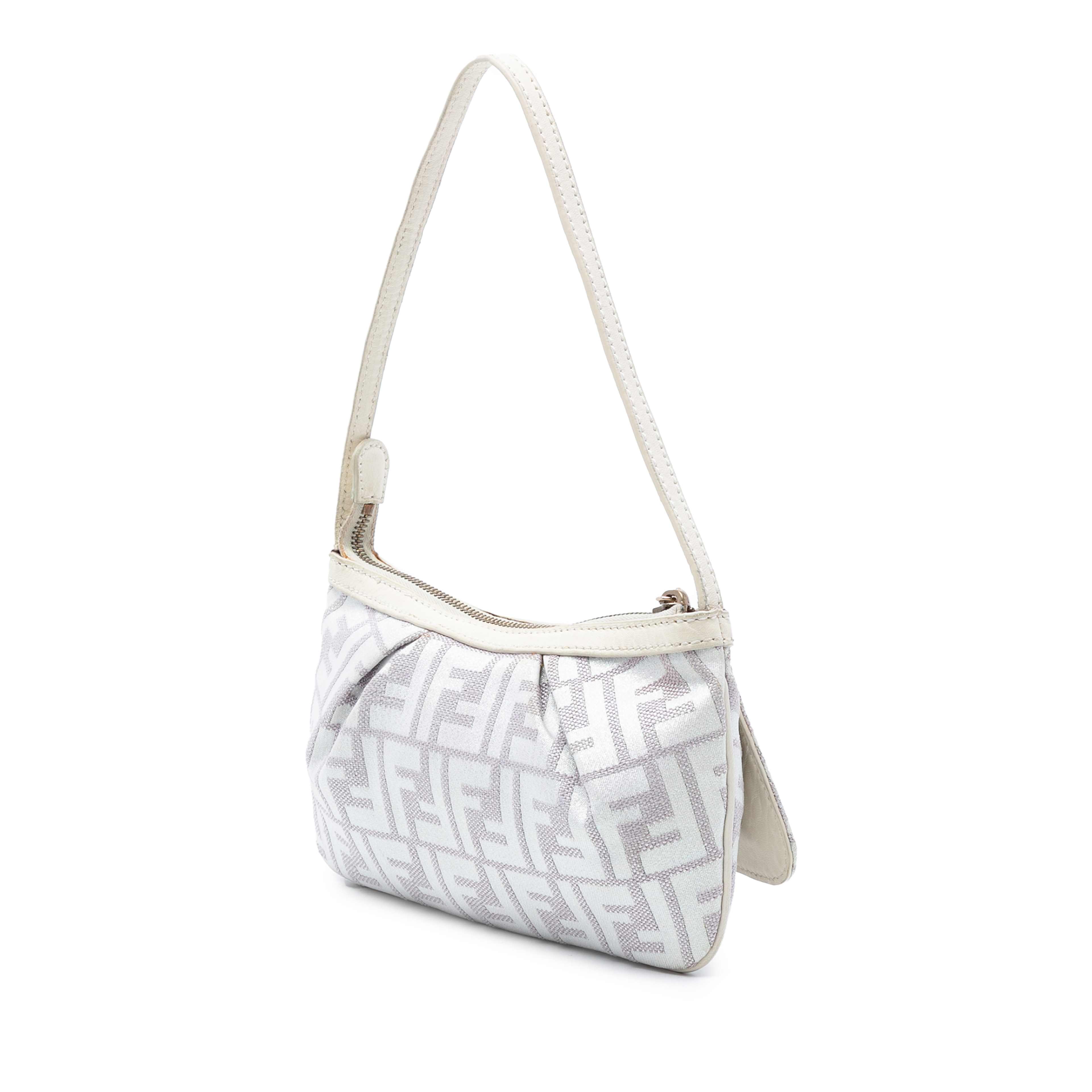 Fendi Zucca Canvas Pochette, från Luxclusif, i färgen light purple. Klicka för att öppna bilden i stort format