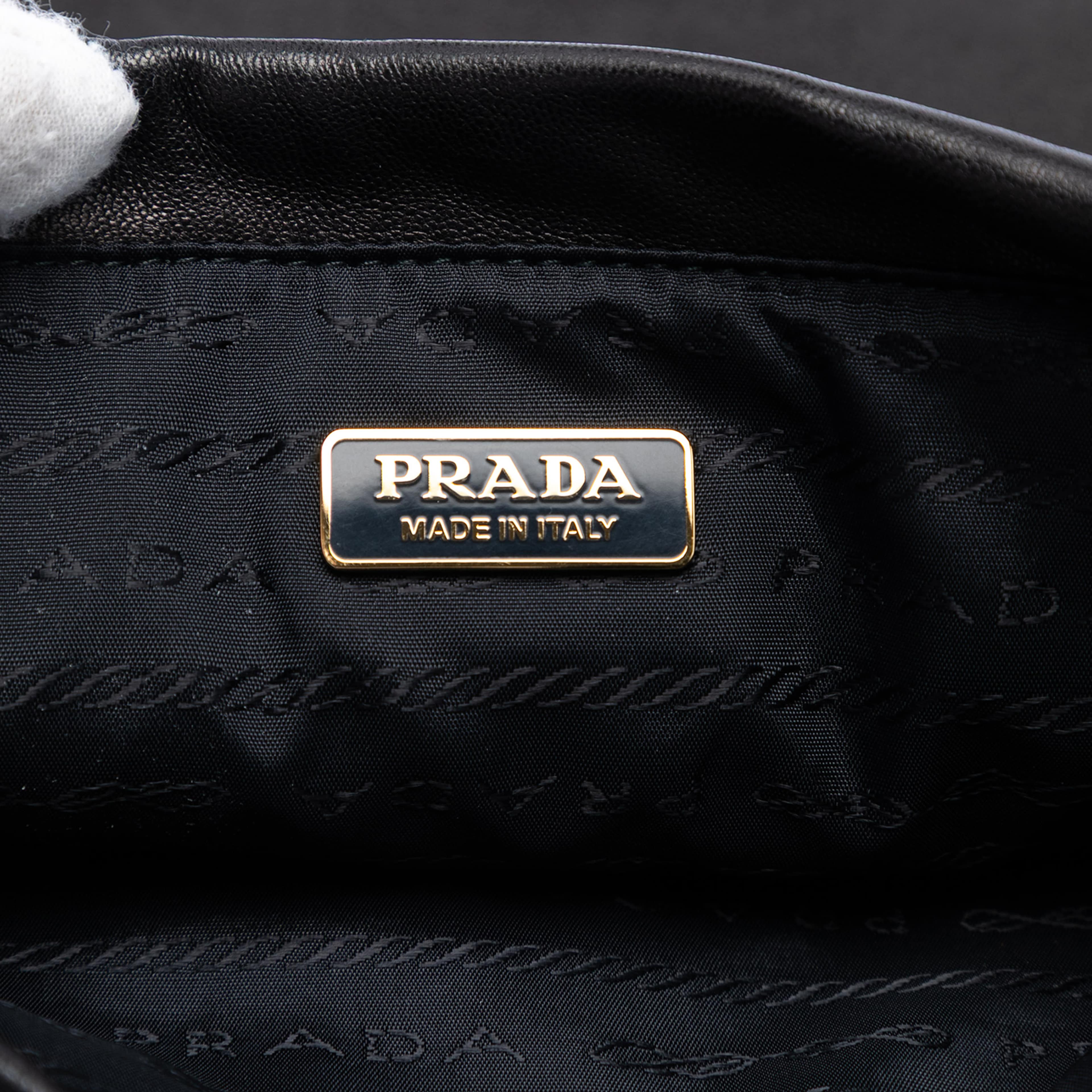 Prada Embroidered Leather Drawstring Pouch, från Luxclusif, i färgen black. Klicka för att öppna bilden i stort format