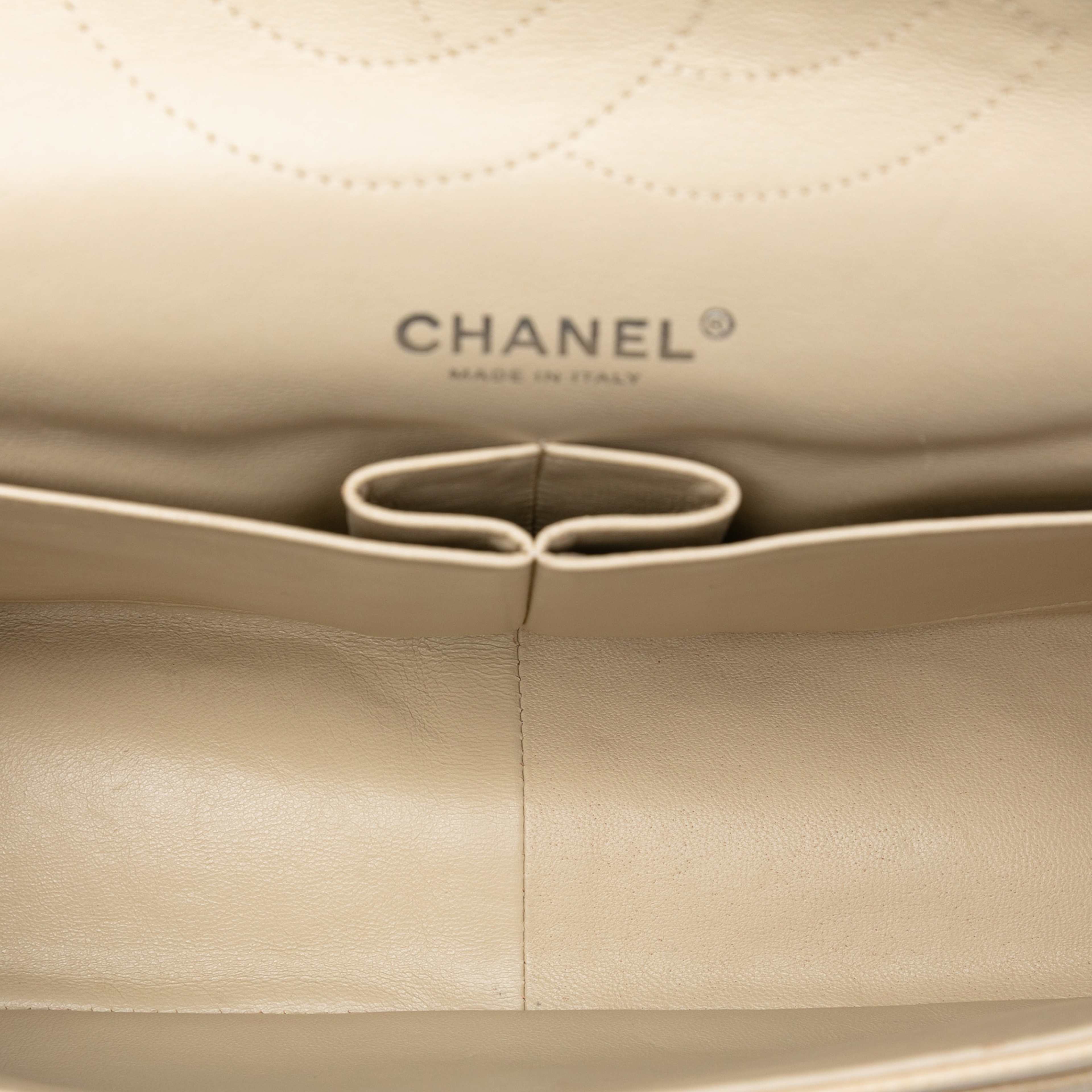 Chanel Jumbo Classic Caviar Double Flap, från Luxclusif, i färgen light beige. Klicka för att öppna bilden i stort format