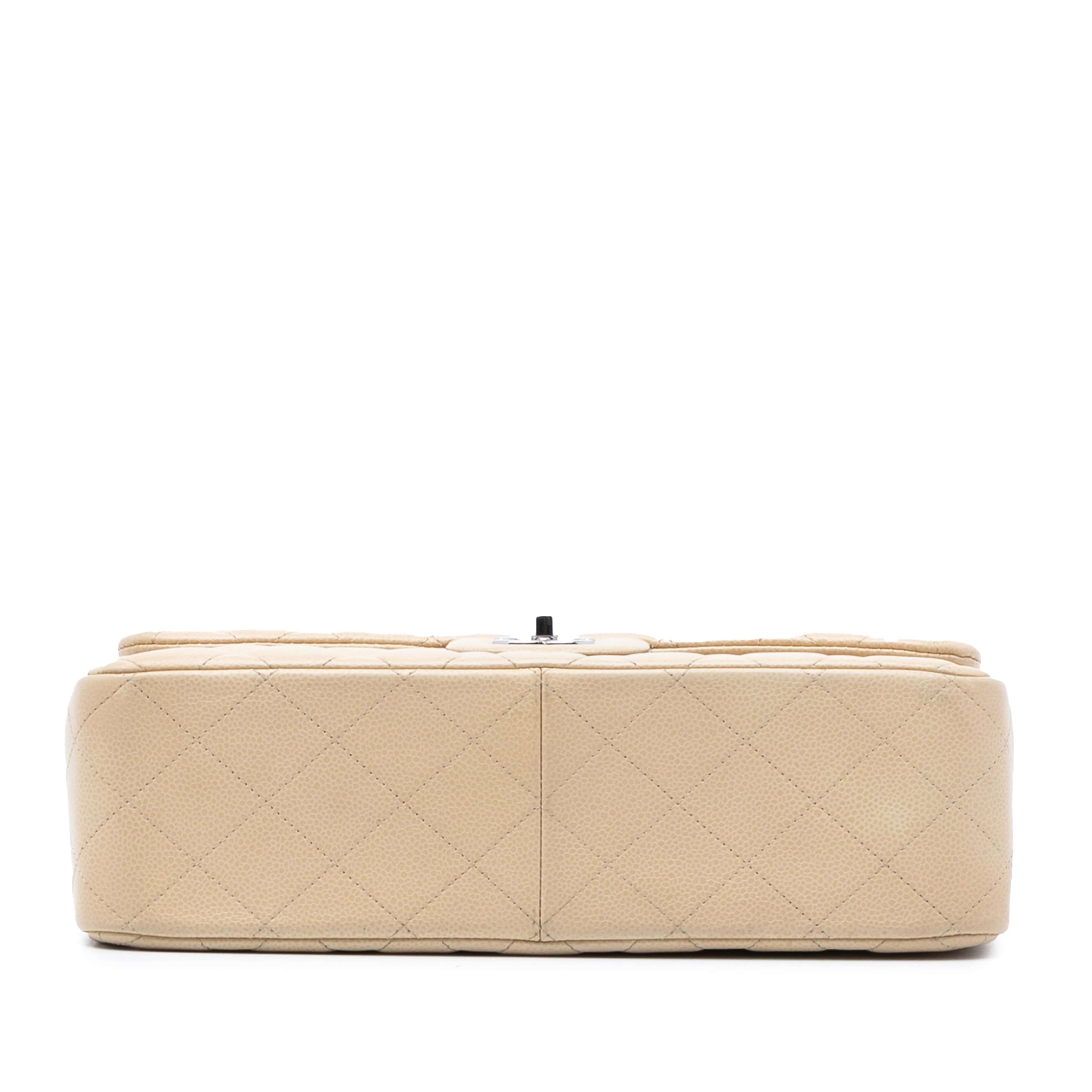 Chanel Jumbo Classic Caviar Double Flap, från Luxclusif, i färgen light beige. Klicka för att öppna bilden i stort format