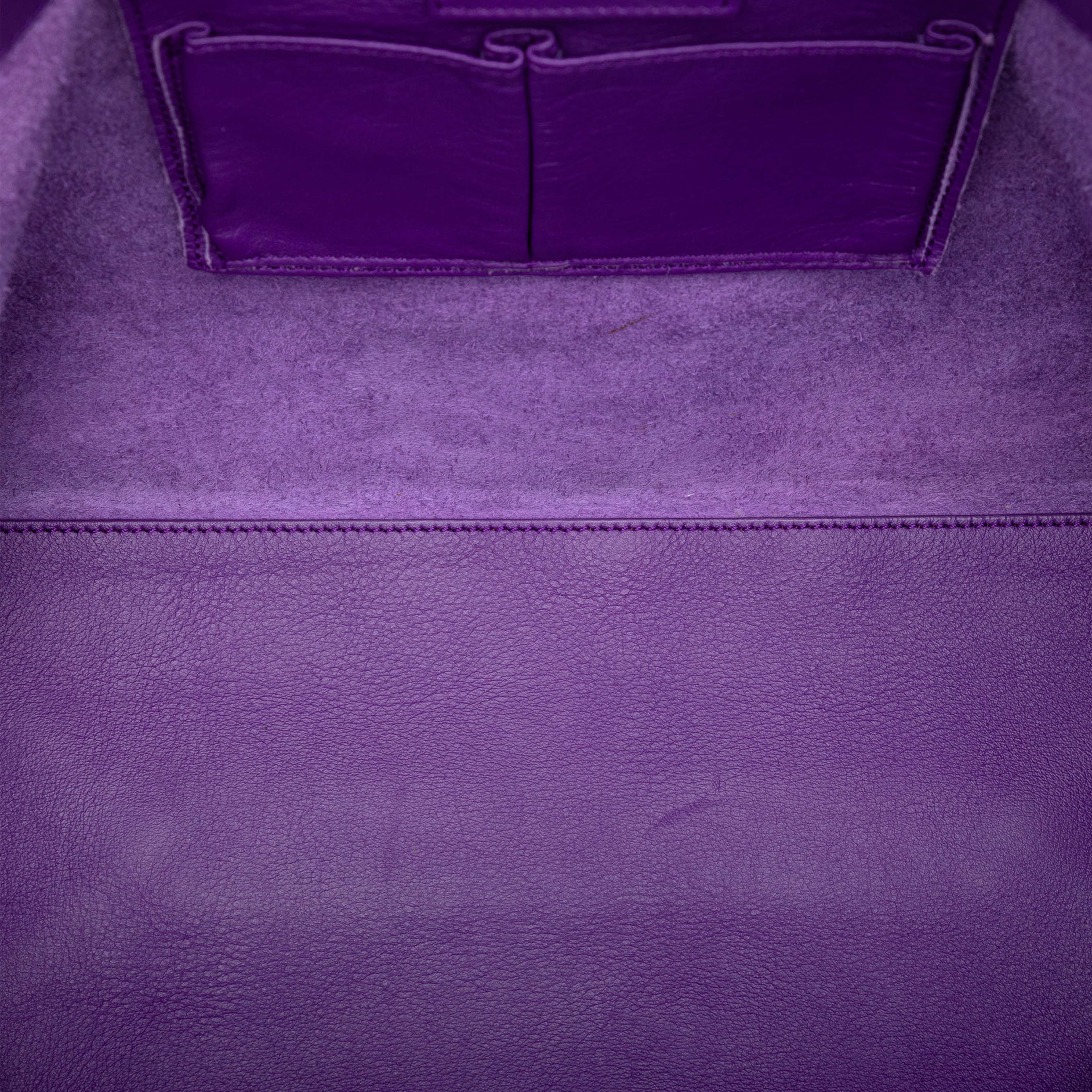 Balenciaga Leather Papier A4 Tote, från Luxclusif, i färgen dark purple. Klicka för att öppna bilden i stort format