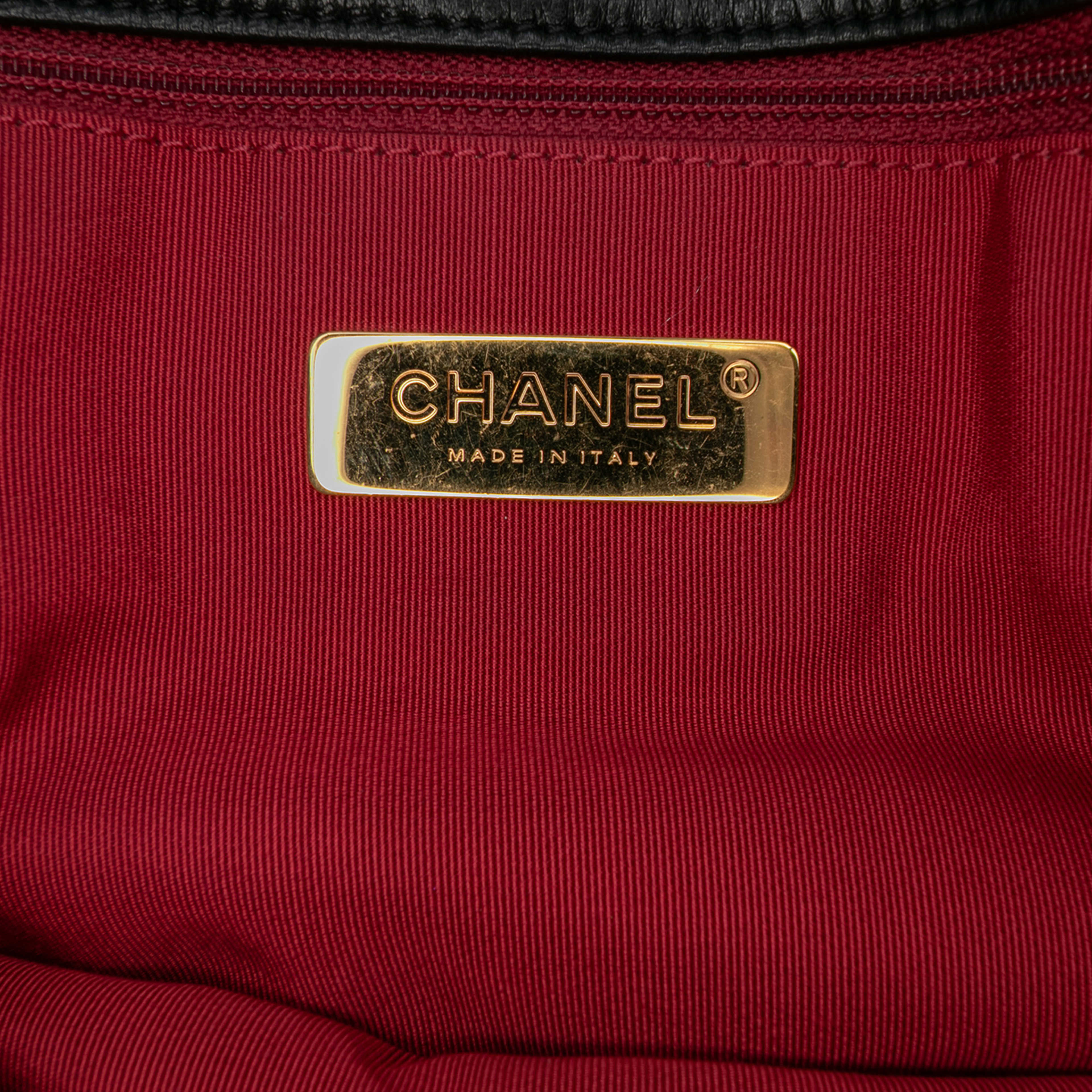 Chanel Large Lambskin 19 Flap, från Luxclusif, i färgen black. Klicka för att öppna bilden i stort format