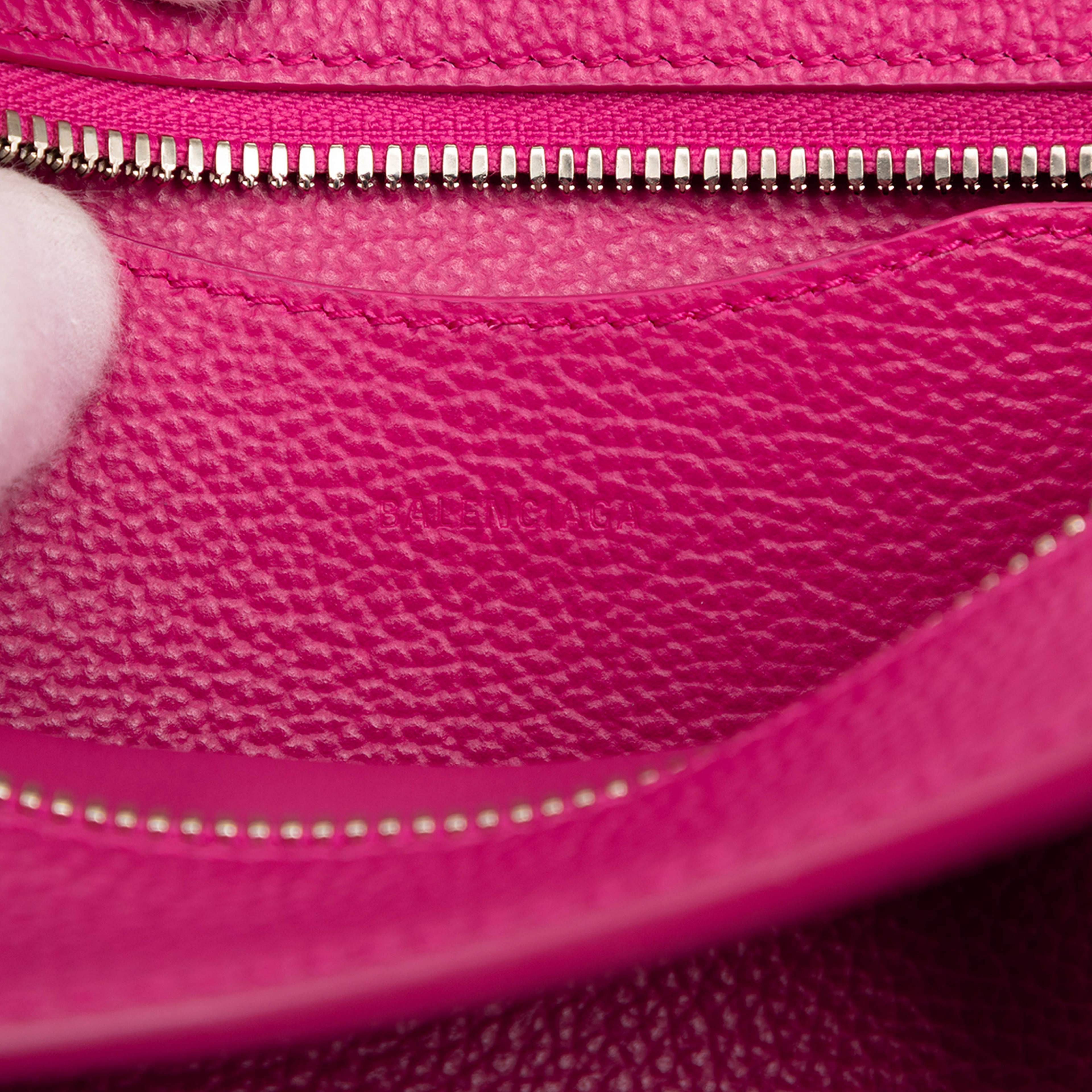 Balenciaga Mini Grained Calfskin Motocross Neo Classic City Satchel, från Luxclusif, i färgen hot pink. Klicka för att öppna bilden i stort format