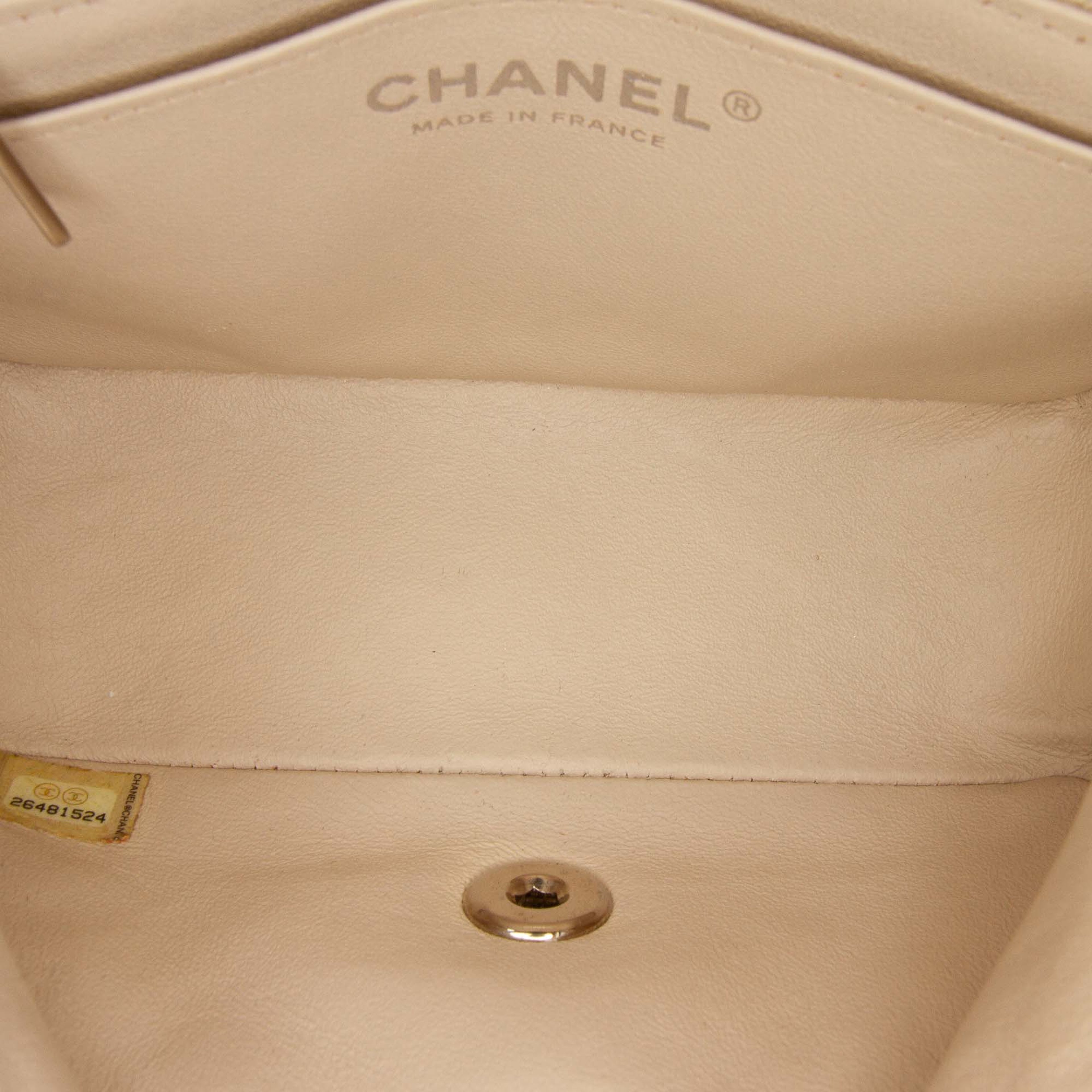 Chanel Mini Square Classic Caviar Single Flap, från Luxclusif, i färgen ivory. Klicka för att öppna bilden i stort format