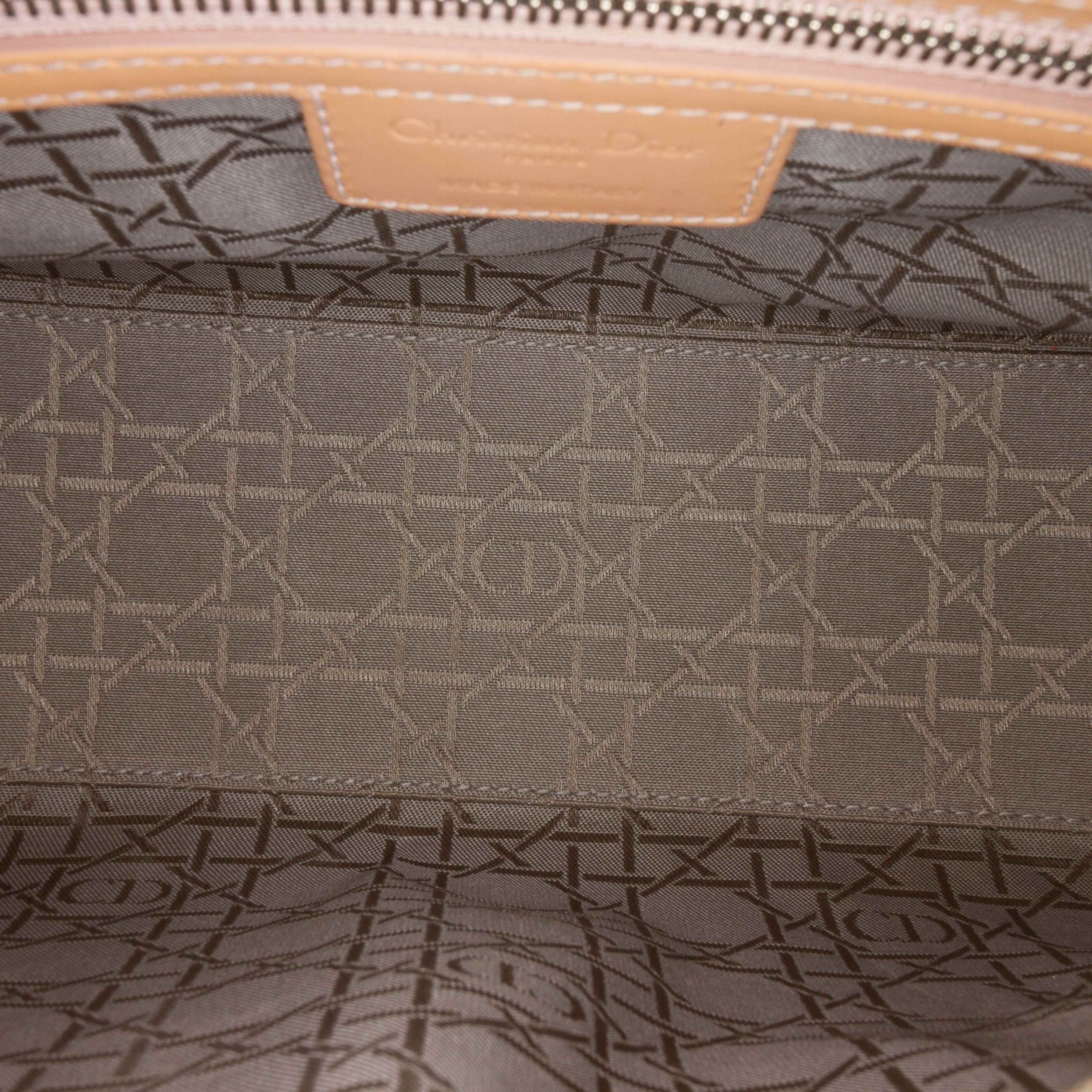 Dior Medium Patent Cannage Lady Dior, från Luxclusif, i färgen caramel. Klicka för att öppna bilden i stort format