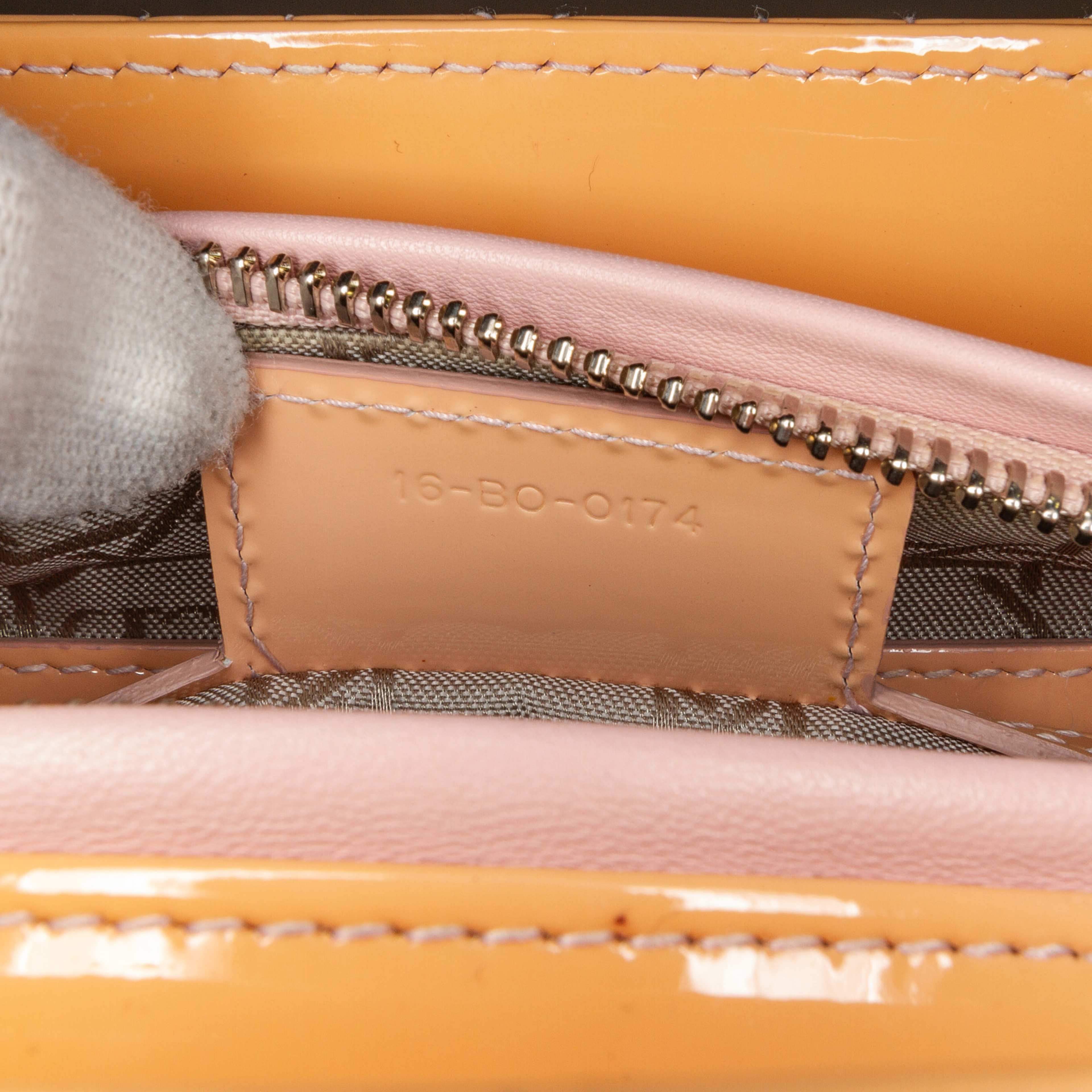 Dior Medium Patent Cannage Lady Dior, från Luxclusif, i färgen caramel. Klicka för att öppna bilden i stort format