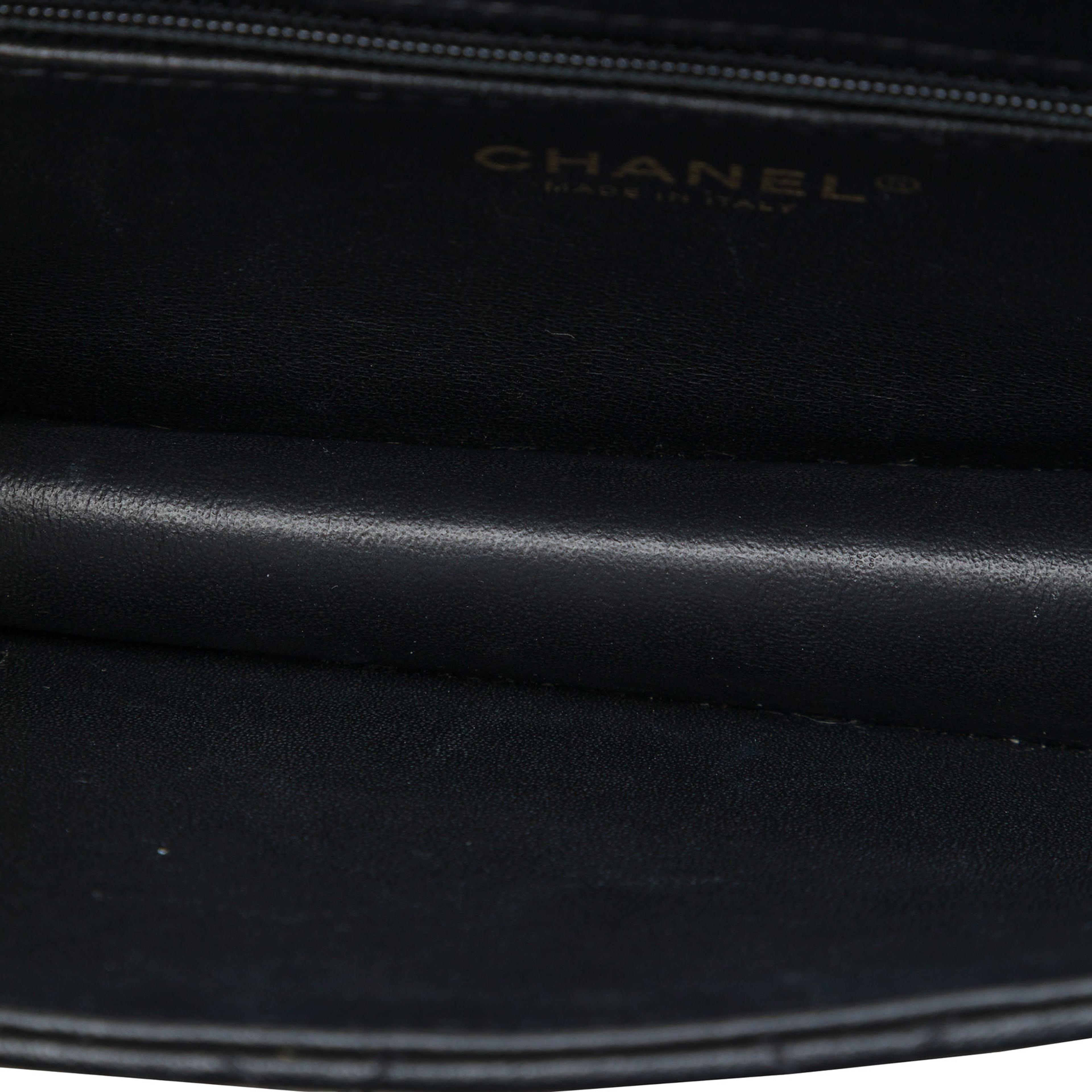 Chanel Mini Sheepskin Beauty Lock Flap, från Luxclusif, i färgen svart. Klicka för att öppna bilden i stort format