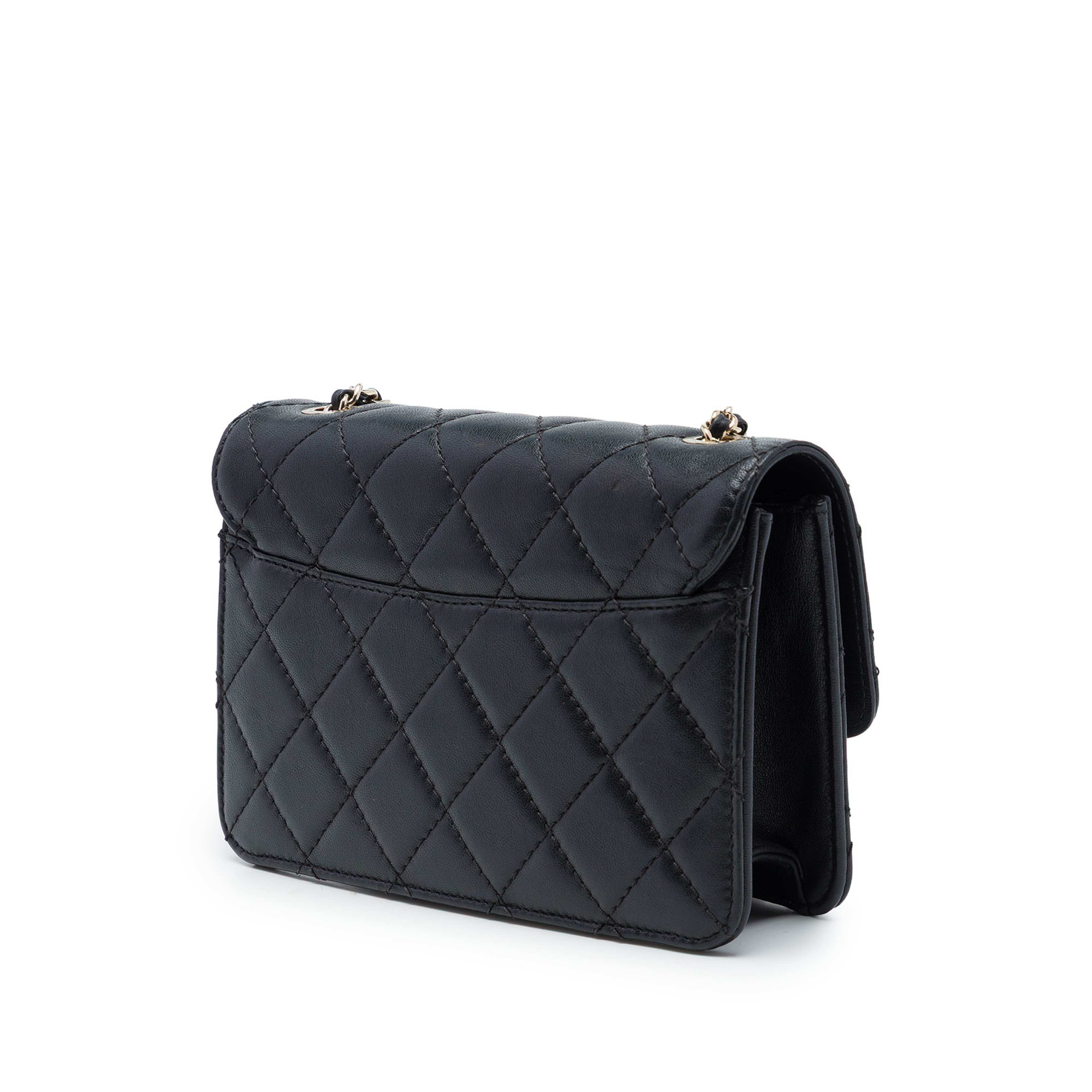 Chanel Mini Sheepskin Beauty Lock Flap, från Luxclusif, i färgen svart. Klicka för att öppna bilden i stort format