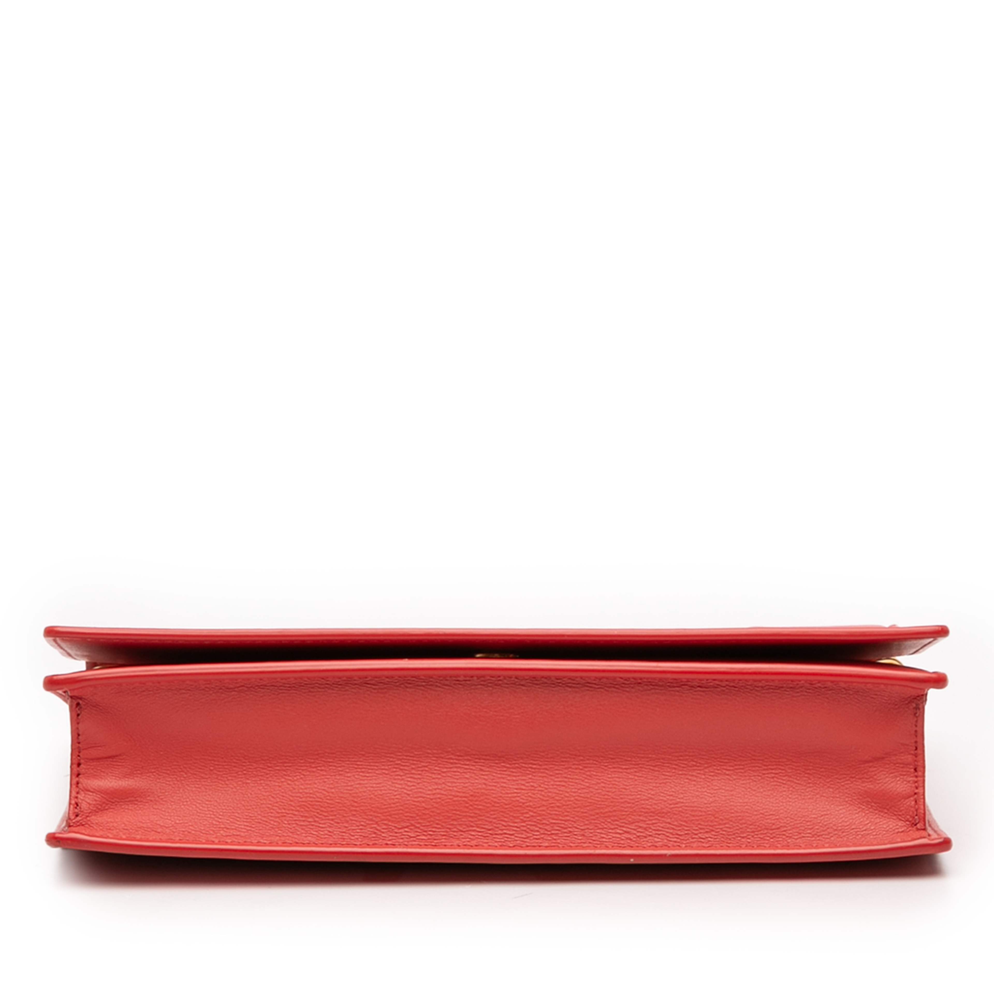 Celine Leather Frame Wallet On Chain, från Luxclusif, i färgen röd. Klicka för att öppna bilden i stort format