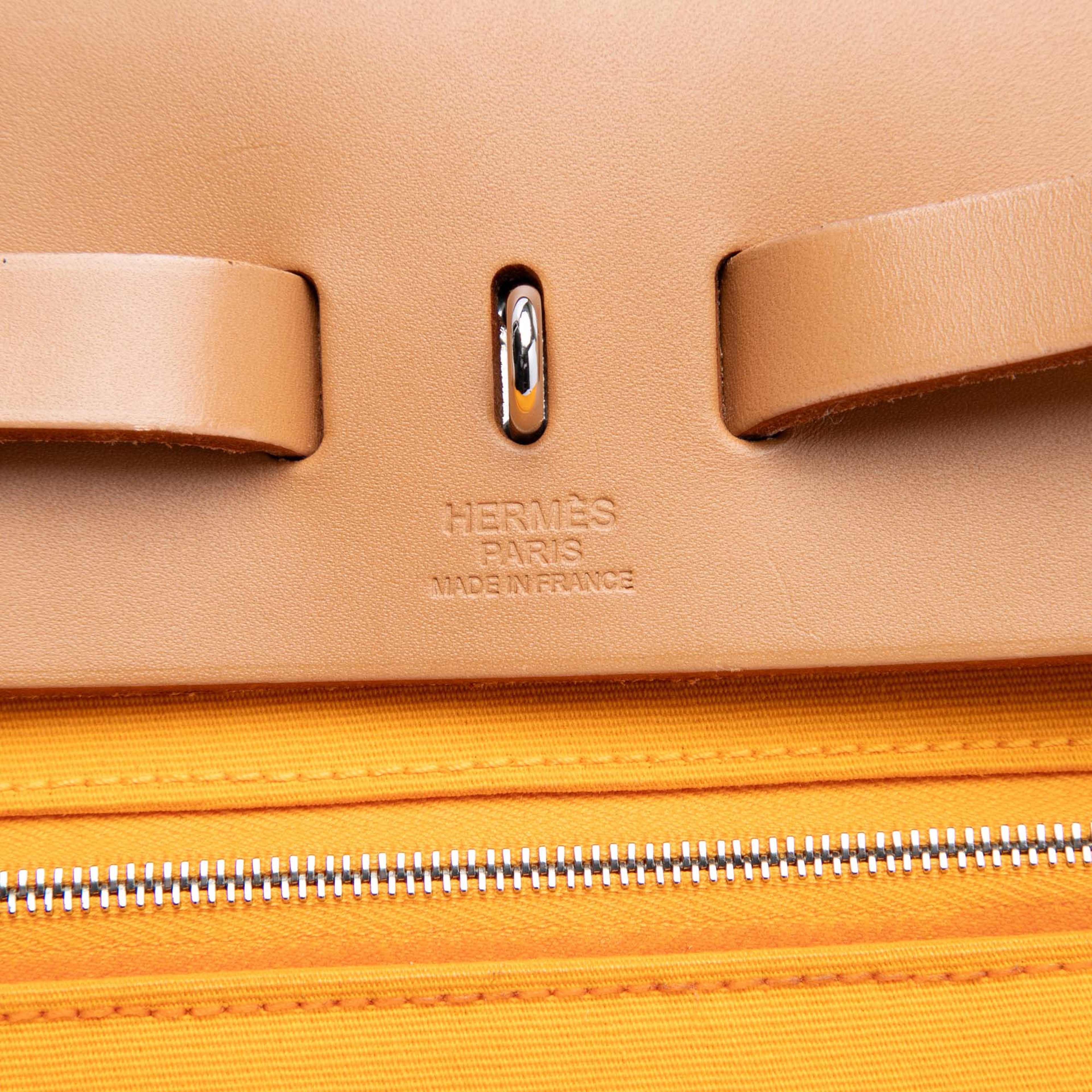 Hermès Toile Herbag Zip 31, från Luxclusif, i färgen light orange. Klicka för att öppna bilden i stort format