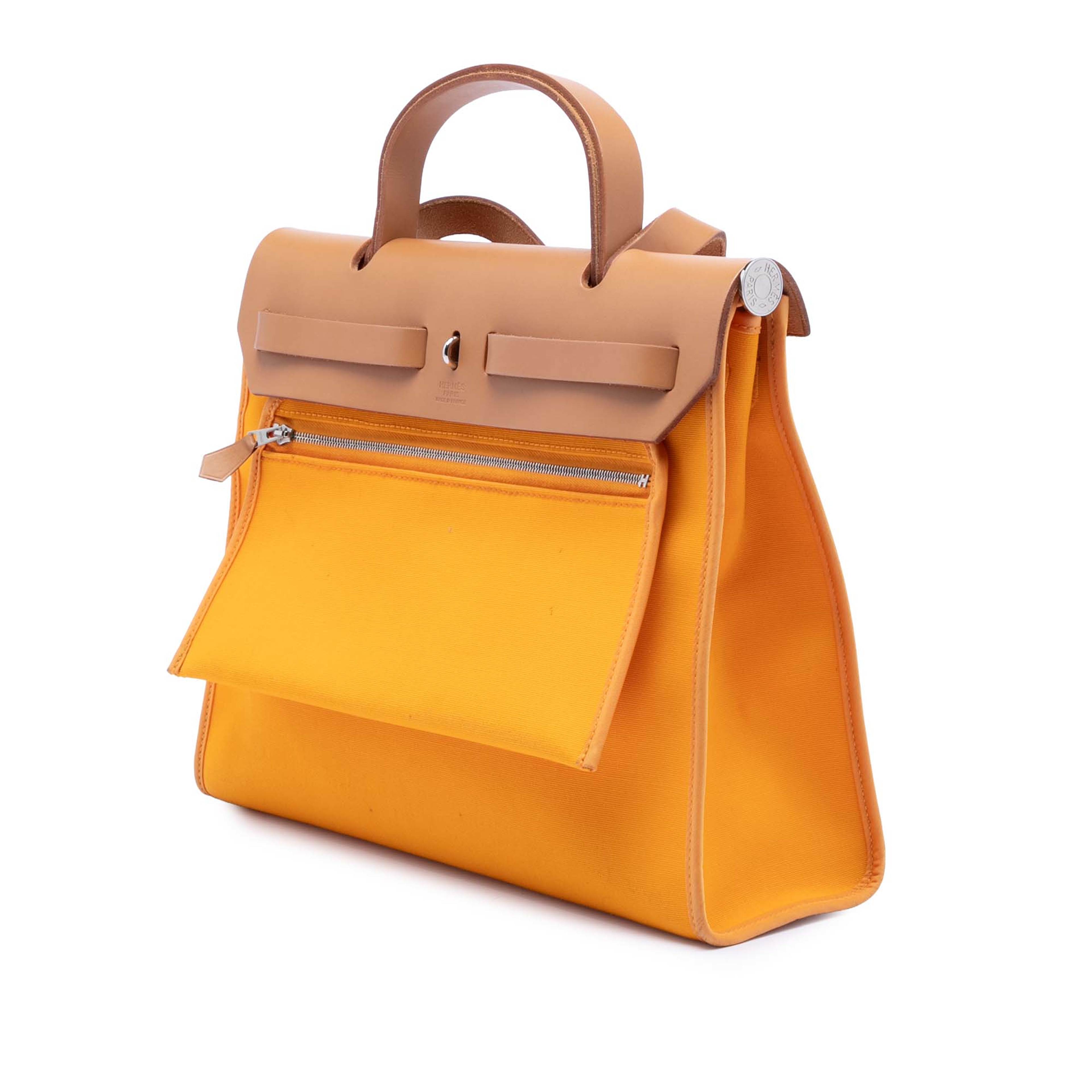 Hermès Toile Herbag Zip 31, från Luxclusif, i färgen light orange. Klicka för att öppna bilden i stort format