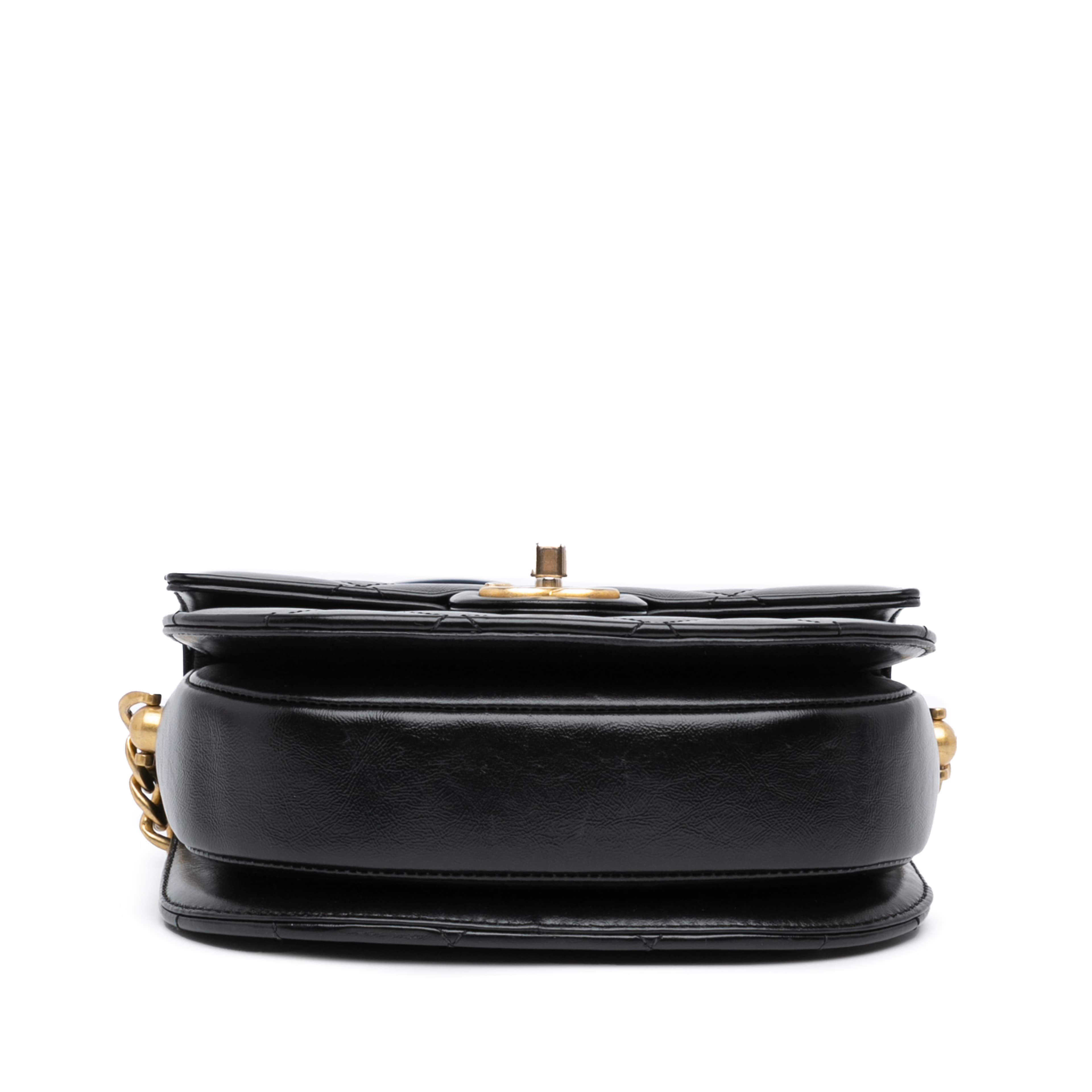 Chanel Cc Quilted Calfskin Round Moon Messenger Flap, från Luxclusif, i färgen svart. Klicka för att öppna bilden i stort format