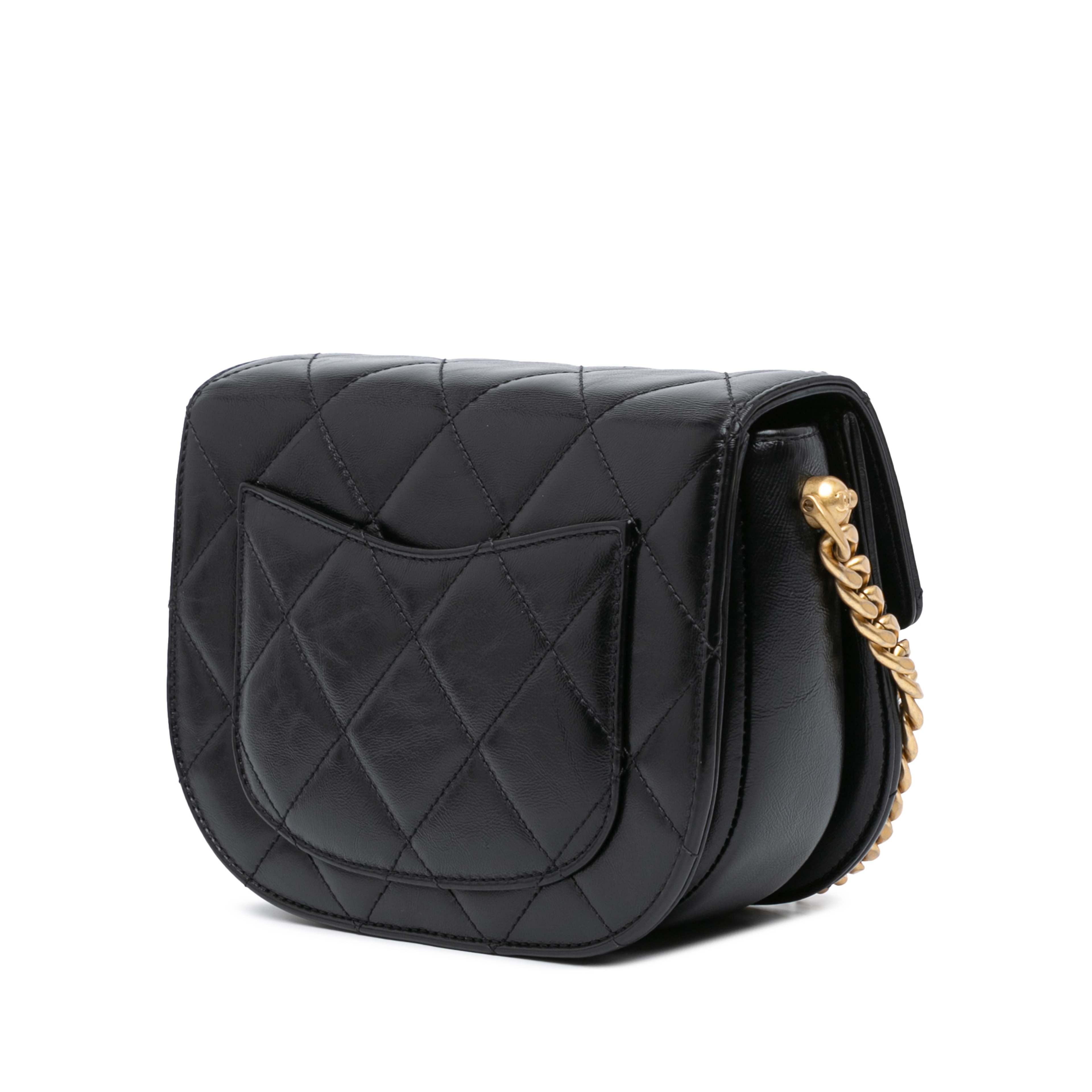 Chanel Cc Quilted Calfskin Round Moon Messenger Flap, från Luxclusif, i färgen svart. Klicka för att öppna bilden i stort format