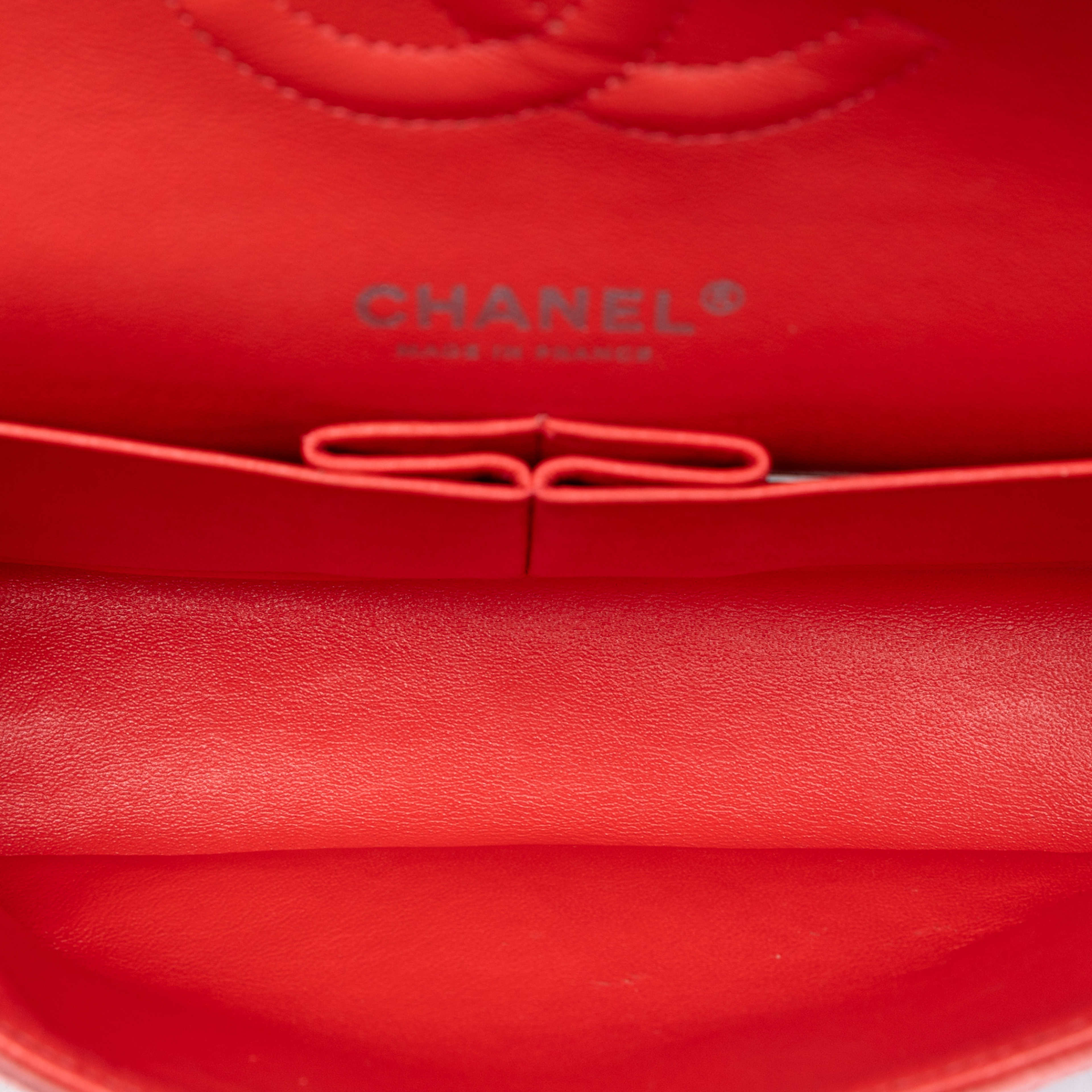 Chanel Medium Classic Velvet Double Flap, från Luxclusif, i färgen red. Klicka för att öppna bilden i stort format