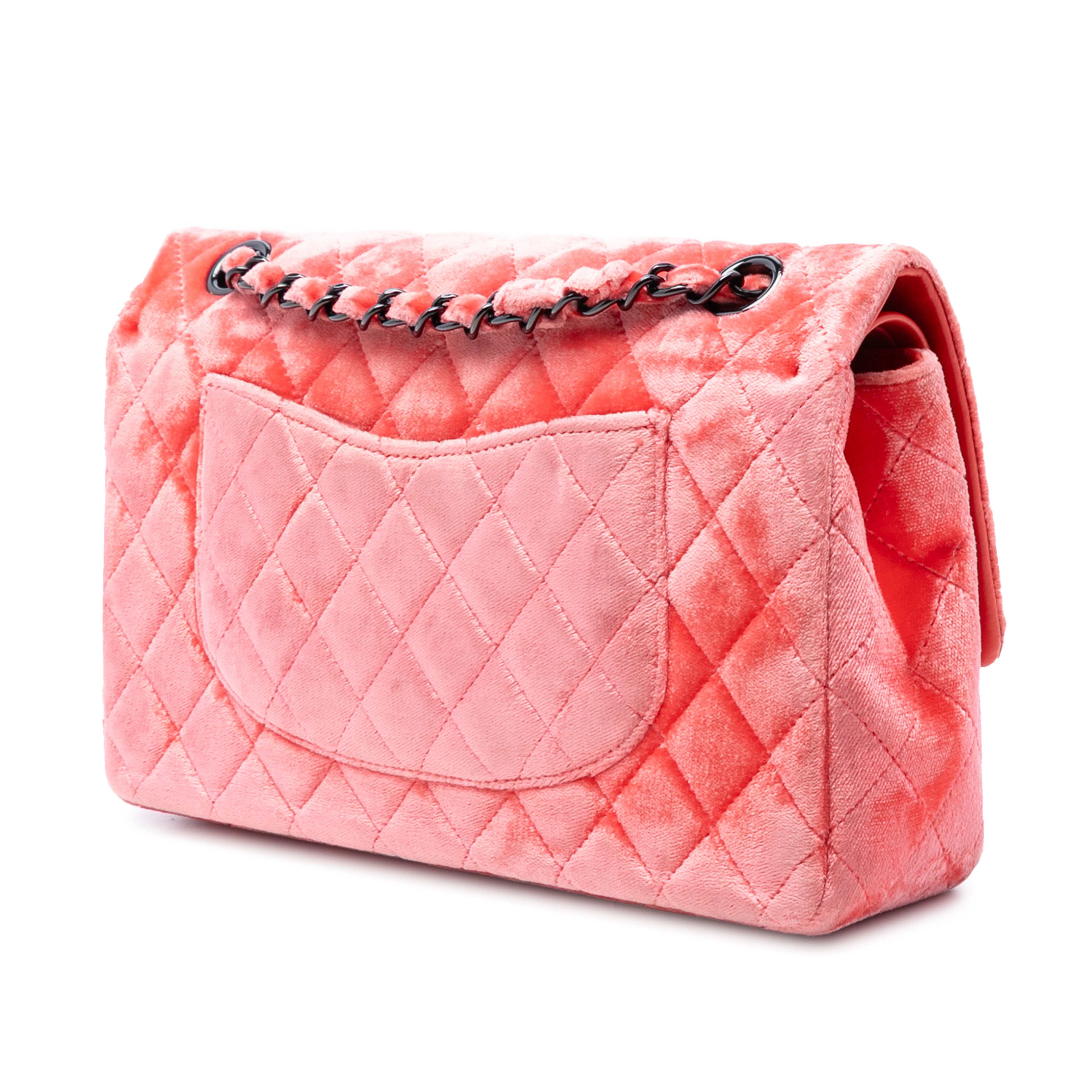 Chanel Medium Classic Velvet Double Flap, från Luxclusif, i färgen red. Klicka för att öppna bilden i stort format