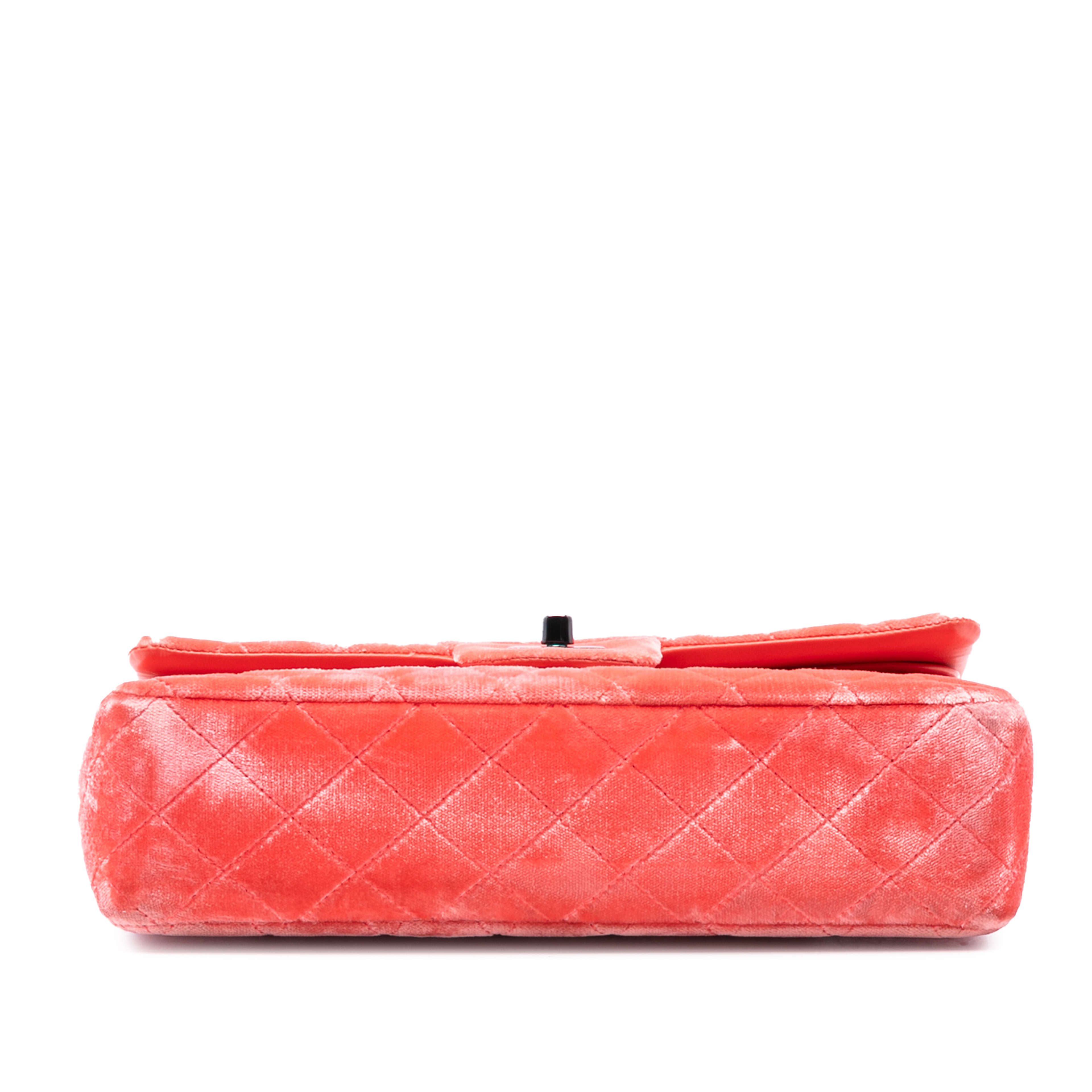 Chanel Medium Classic Velvet Double Flap, från Luxclusif, i färgen red. Klicka för att öppna bilden i stort format