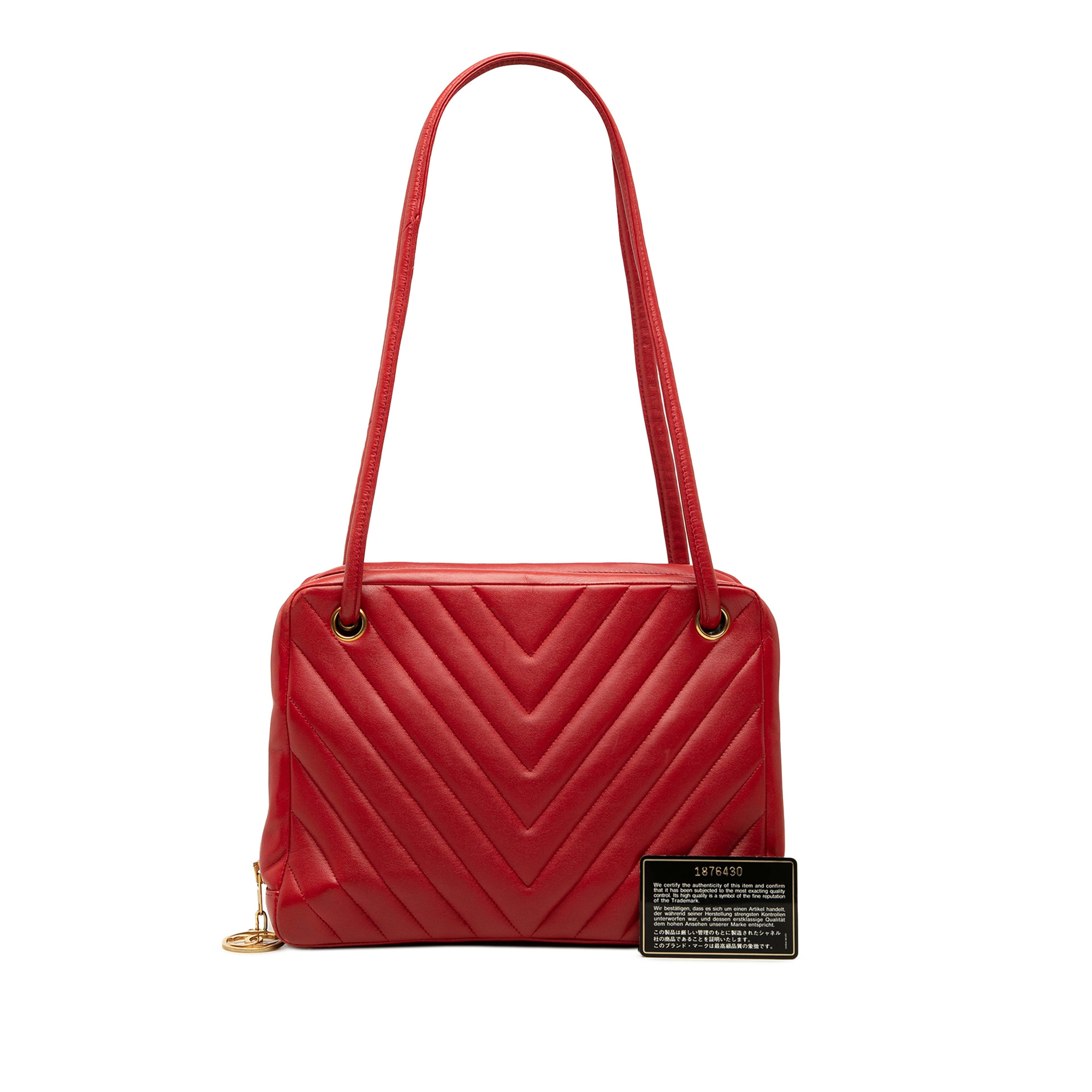 Chanel Cc Chevron Lambskin Shoulder Bag, från Luxclusif, i färgen röd. Klicka för att öppna bilden i stort format