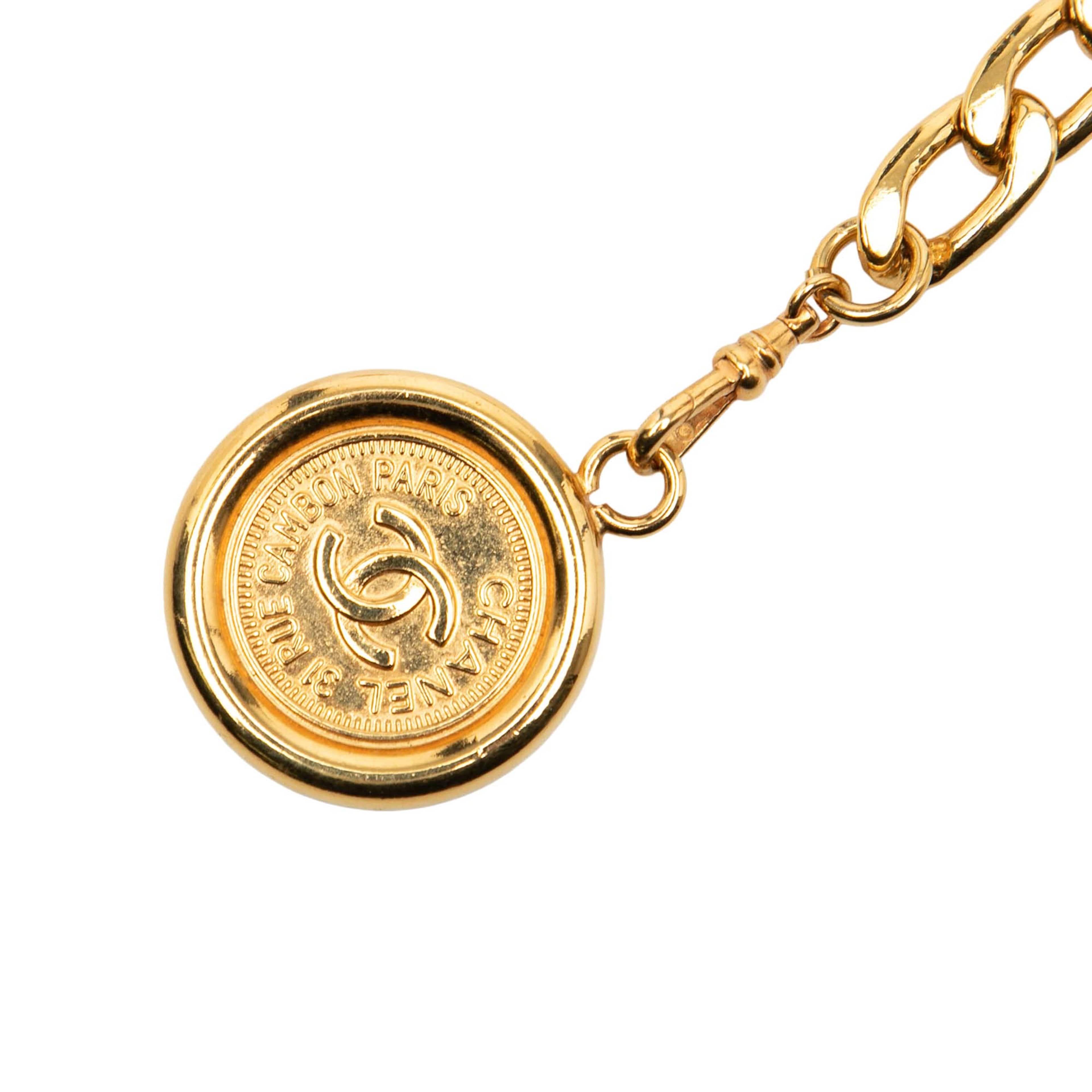 Chanel Gold Plated Medallion Rue Cambon Chain Belt, från Luxclusif, i färgen gold. Klicka för att öppna bilden i stort format