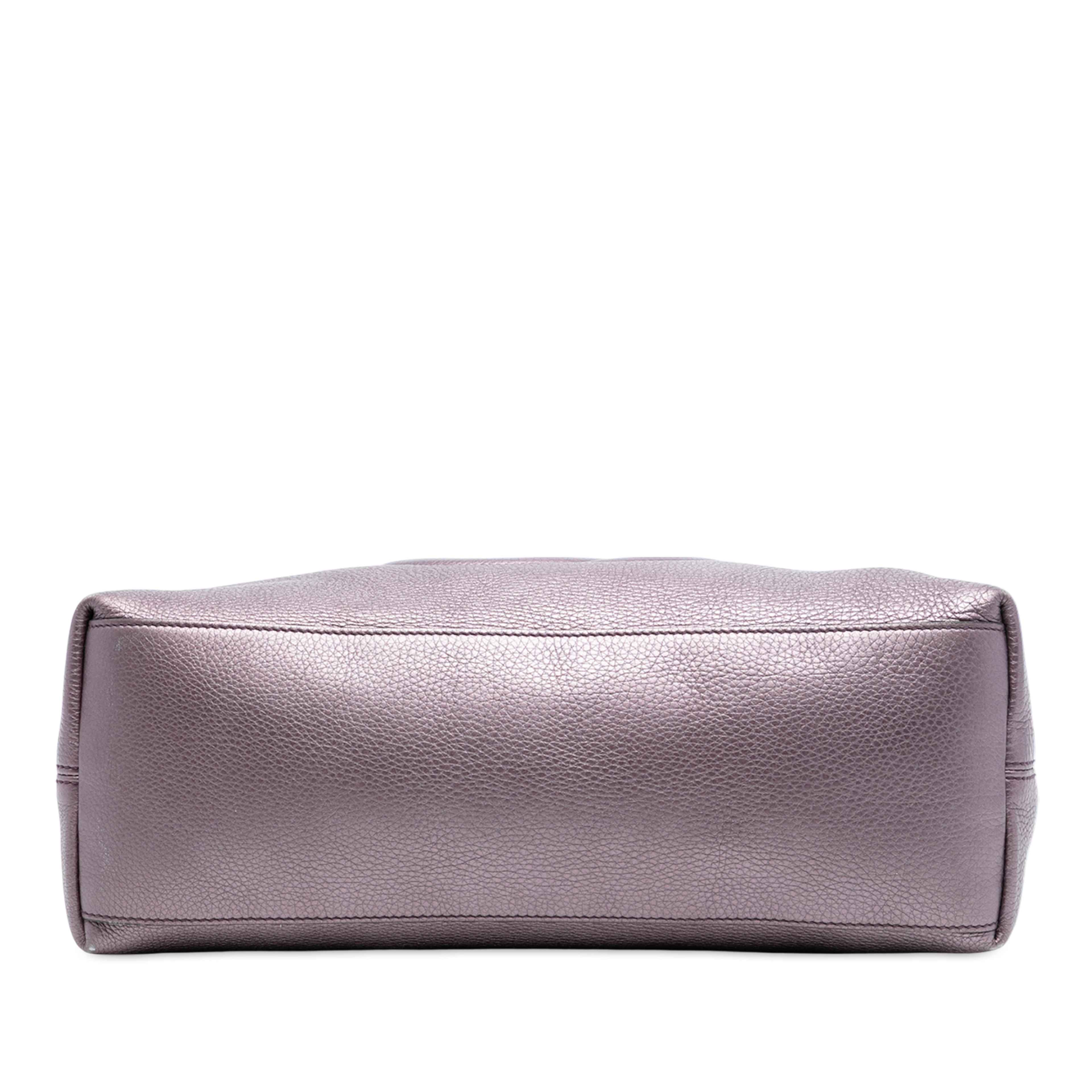 Gucci Medium Metallic Leather Soho Chain Tote, från Luxclusif, i färgen purple. Klicka för att öppna bilden i stort format