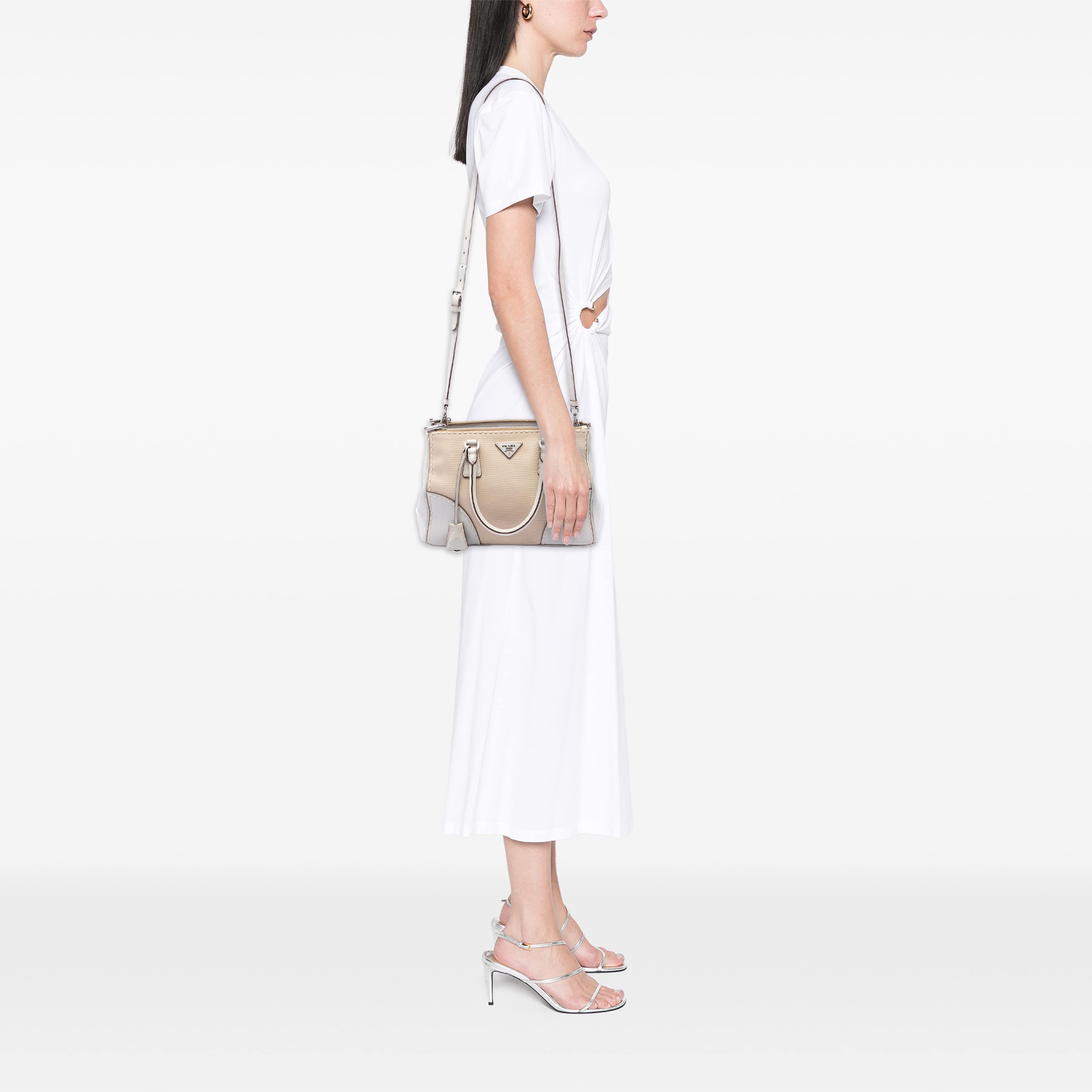 Prada Small Canvas And City Calf Stitch Galleria Double Zip Satchel, från Luxclusif, i färgen beige. Klicka för att öppna bilden i stort format