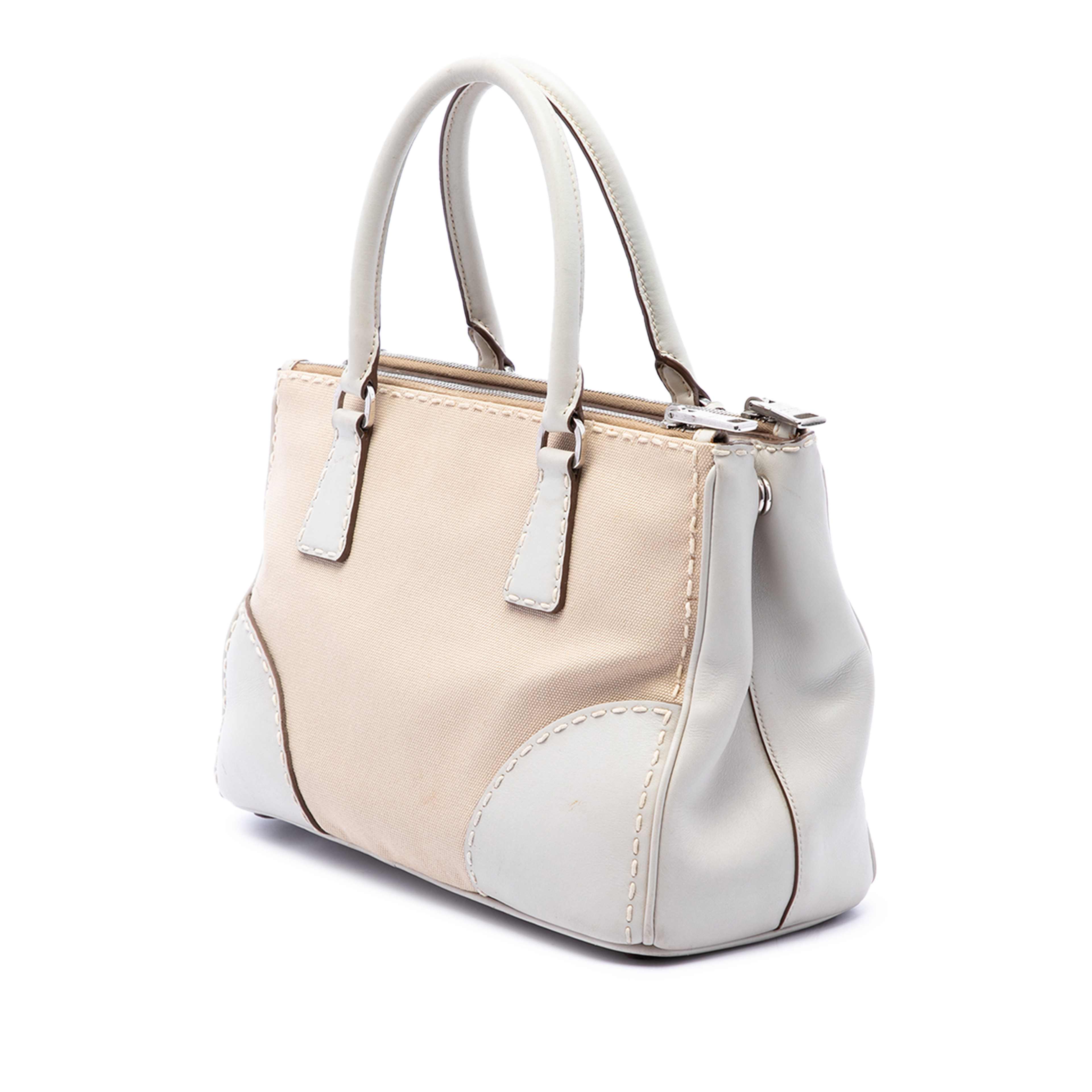 Prada Small Canvas And City Calf Stitch Galleria Double Zip Satchel, från Luxclusif, i färgen beige. Klicka för att öppna bilden i stort format
