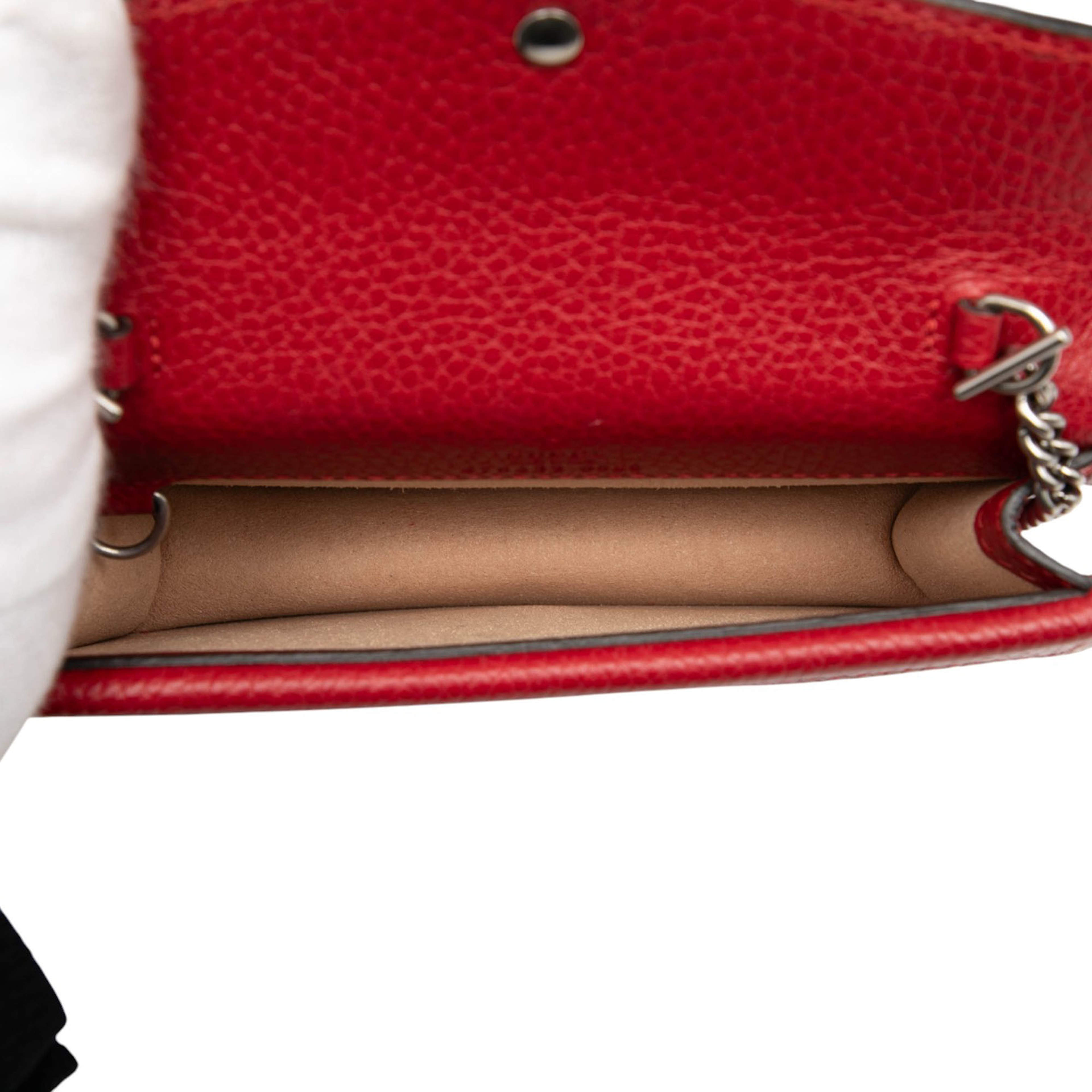 Gucci Mini Leather Dionysus Crossbody, från Luxclusif, i färgen red. Klicka för att öppna bilden i stort format