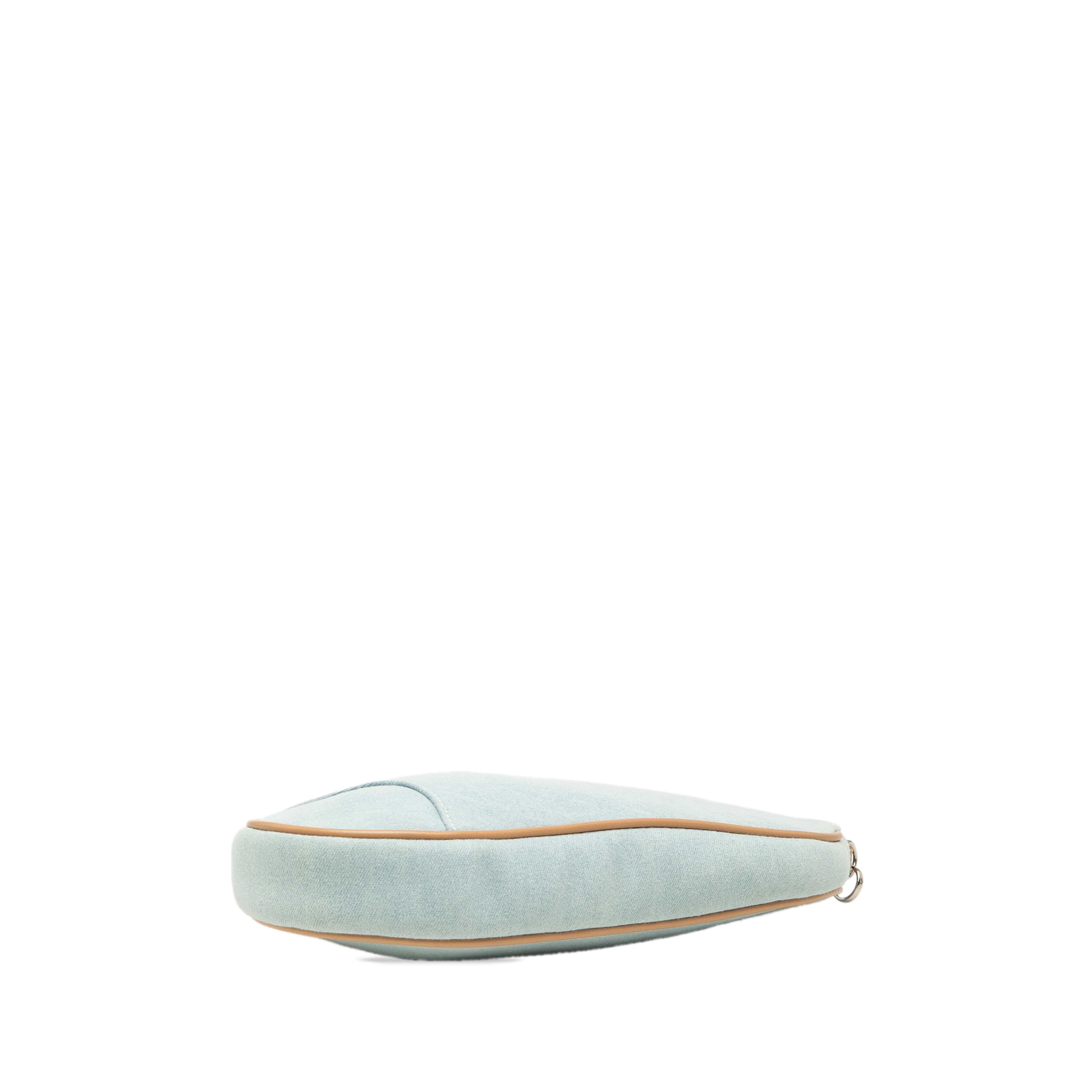 Dior Mini Denim Saddle Pochette, från Luxclusif, i färgen light blue. Klicka för att öppna bilden i stort format