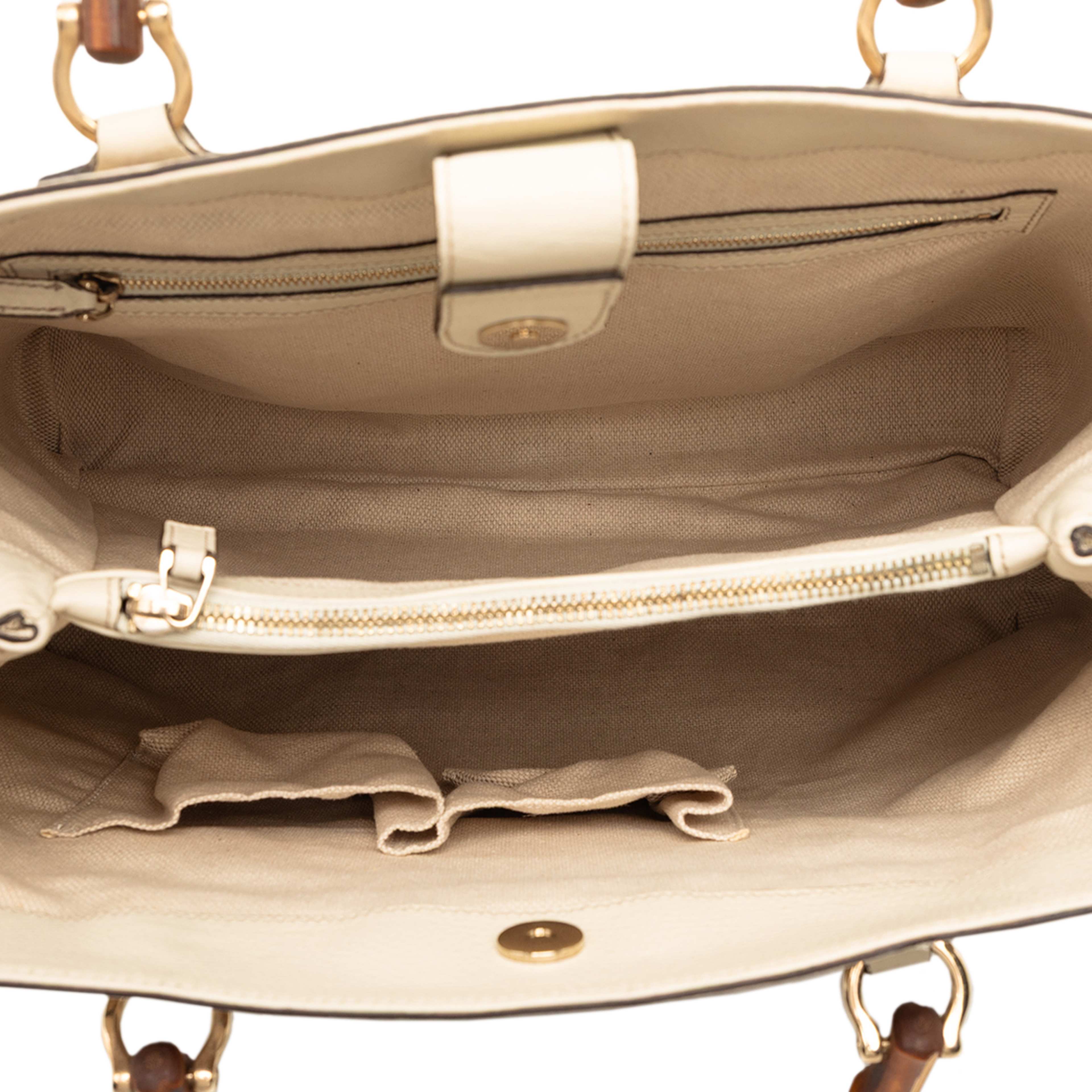 Gucci Medium Gg Canvas Bamboo Diana Tote, från Luxclusif, i färgen beige. Klicka för att öppna bilden i stort format