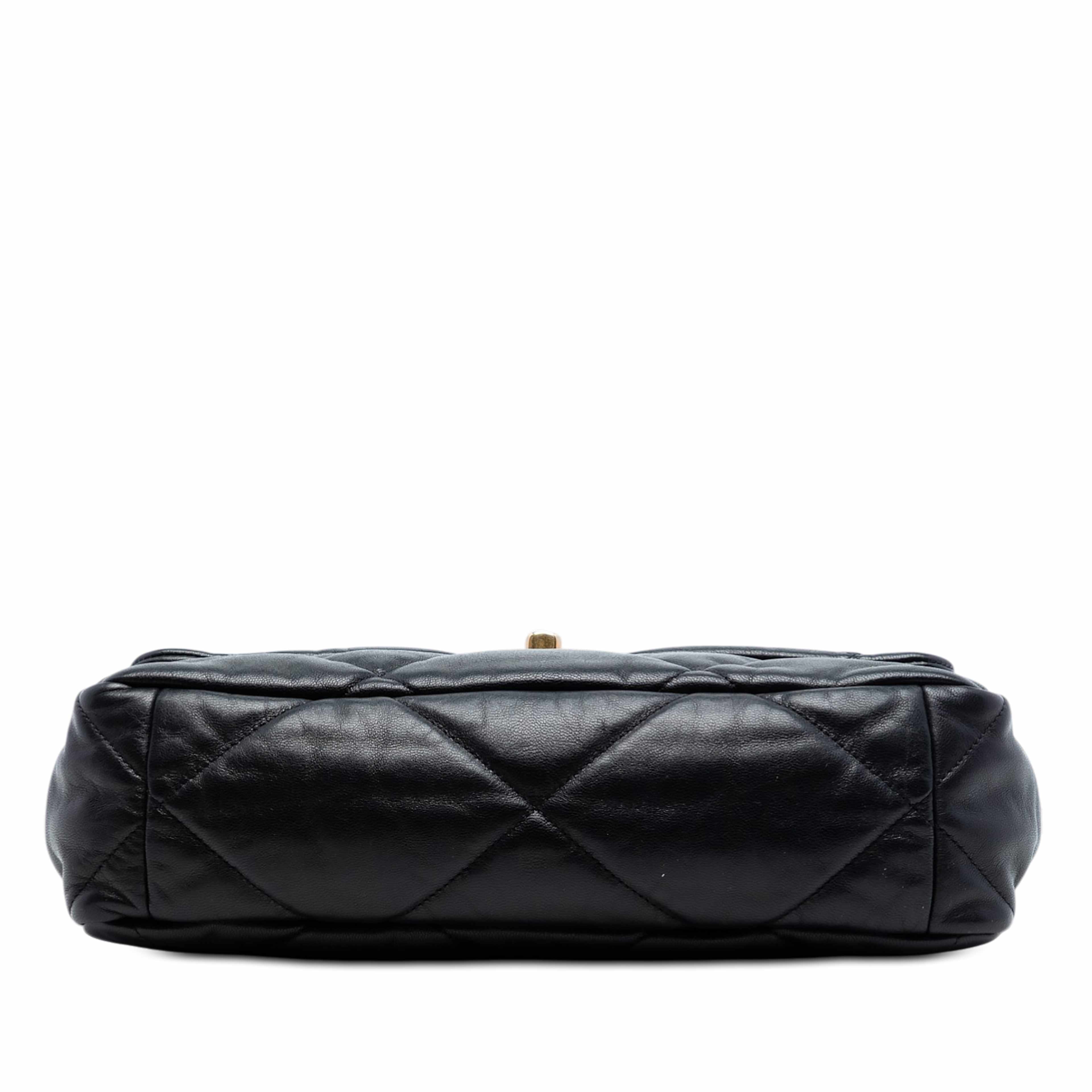 Chanel Large Lambskin 19 Flap, från Luxclusif, i färgen black. Klicka för att öppna bilden i stort format