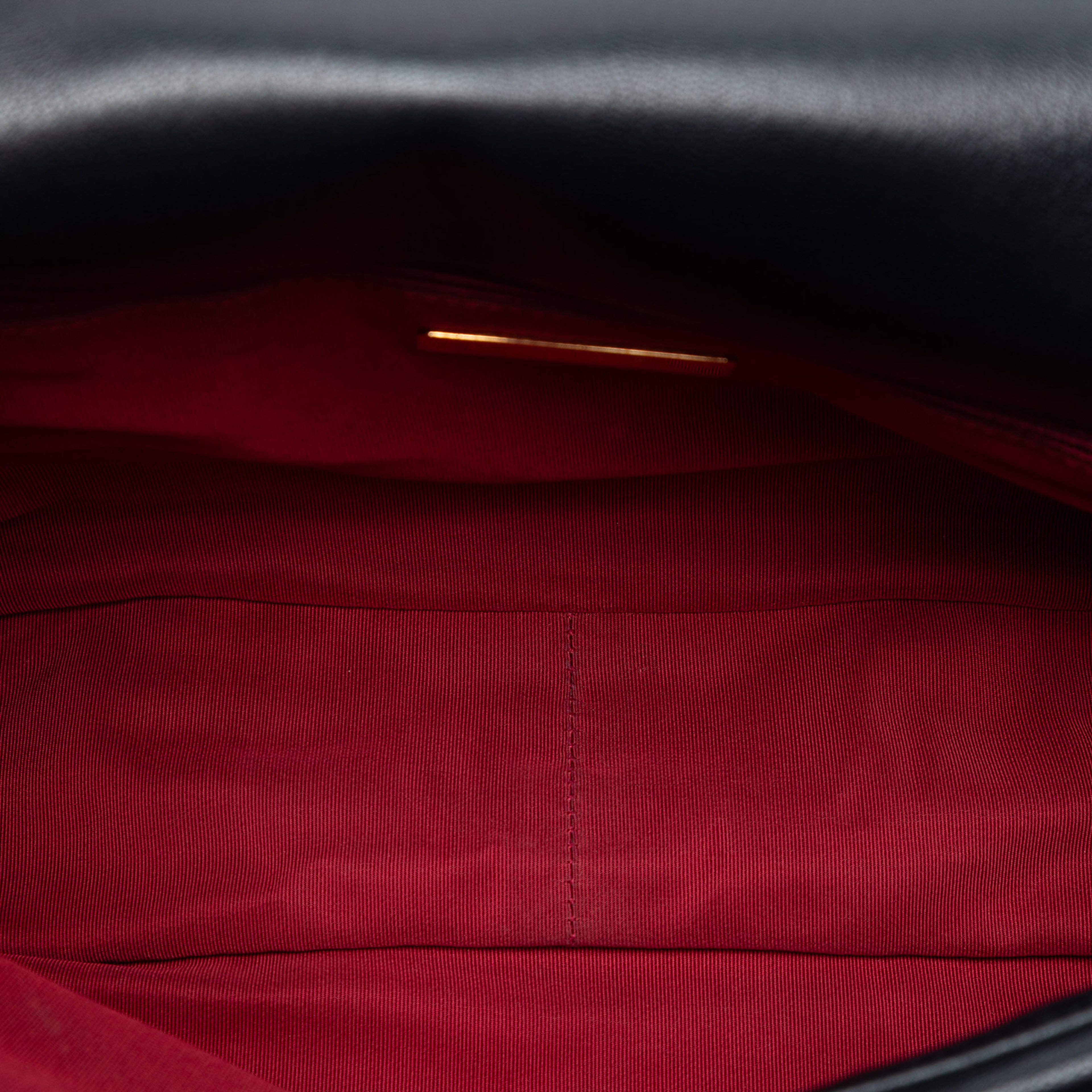 Chanel Large Lambskin 19 Flap, från Luxclusif, i färgen black. Klicka för att öppna bilden i stort format