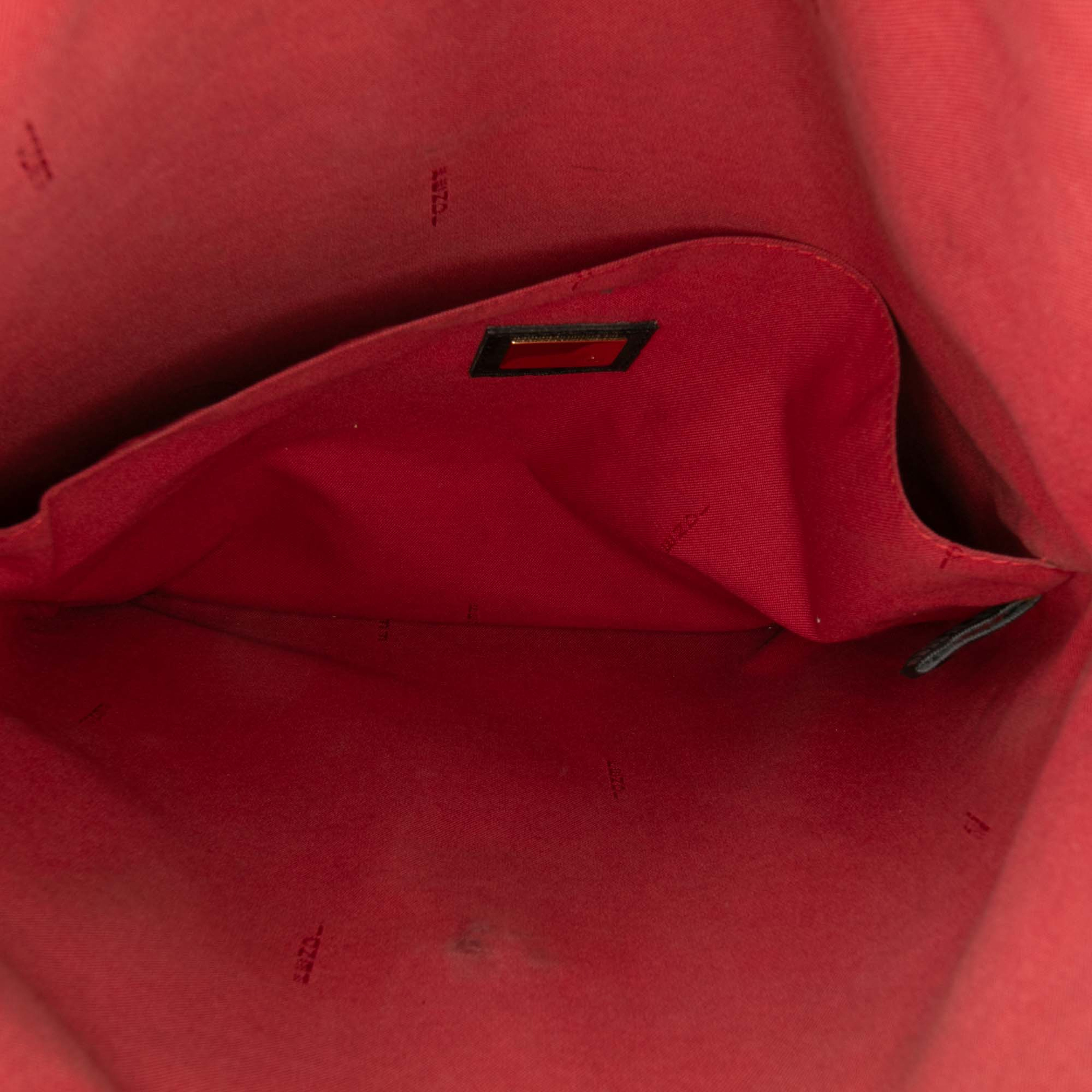 Fendi Zucchino Coated Canvas Charm Zip Crossbody, från Luxclusif, i färgen black. Klicka för att öppna bilden i stort format