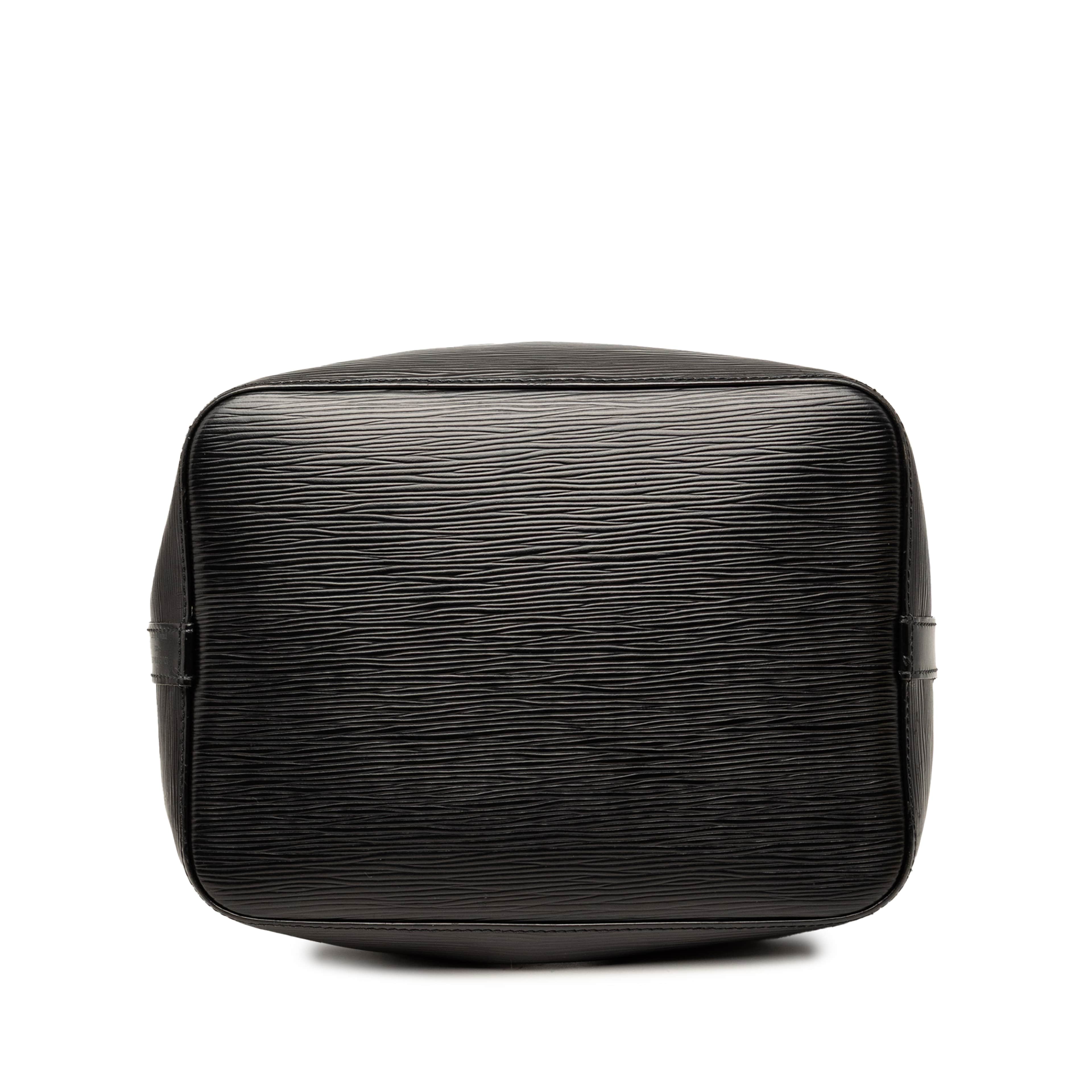 Louis Vuitton Epi Petit Noe, från Luxclusif, i färgen black. Klicka för att öppna bilden i stort format