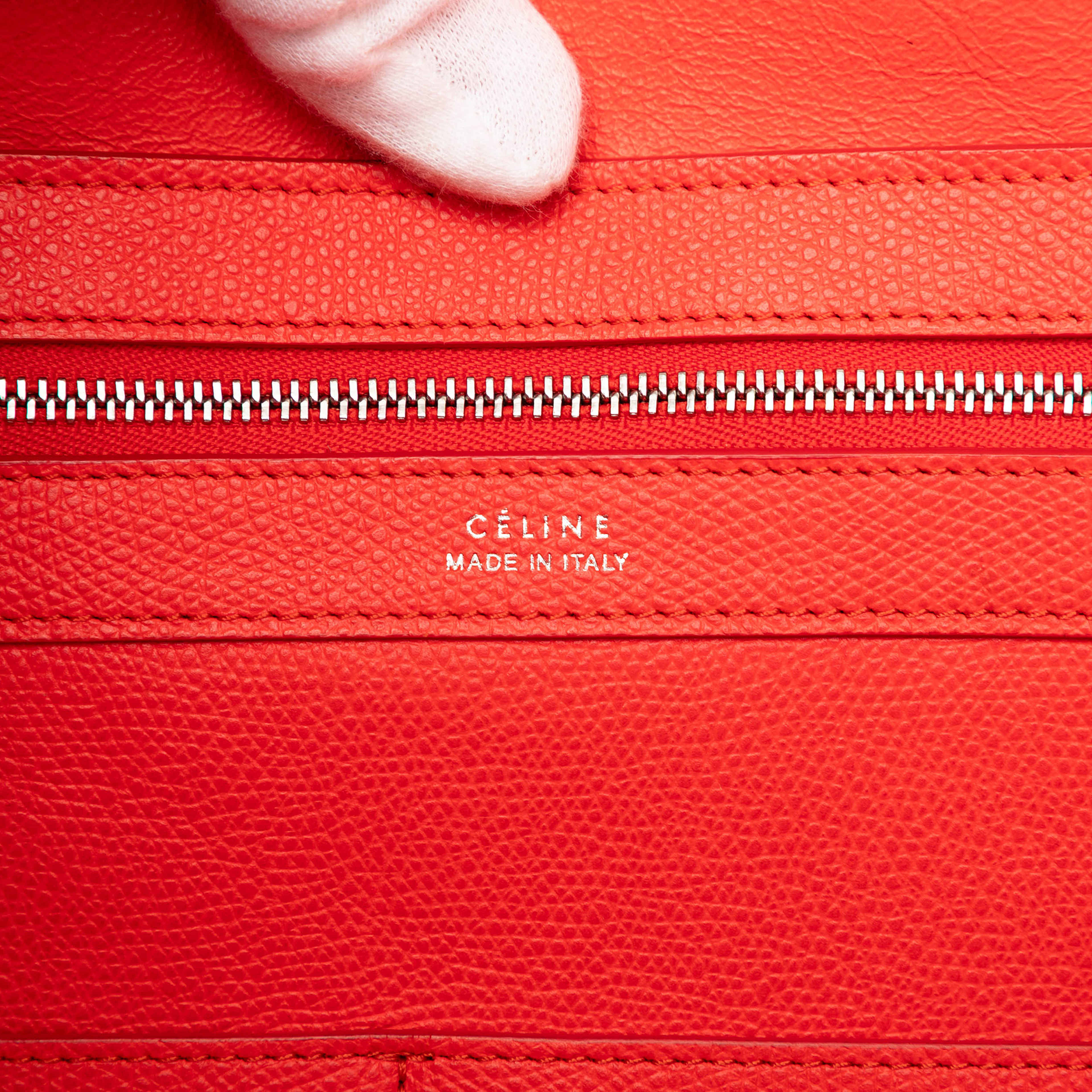 Celine Small Grained Calfskin Horizontal Phantom Cabas Tote, från Luxclusif, i färgen red. Klicka för att öppna bilden i stort format