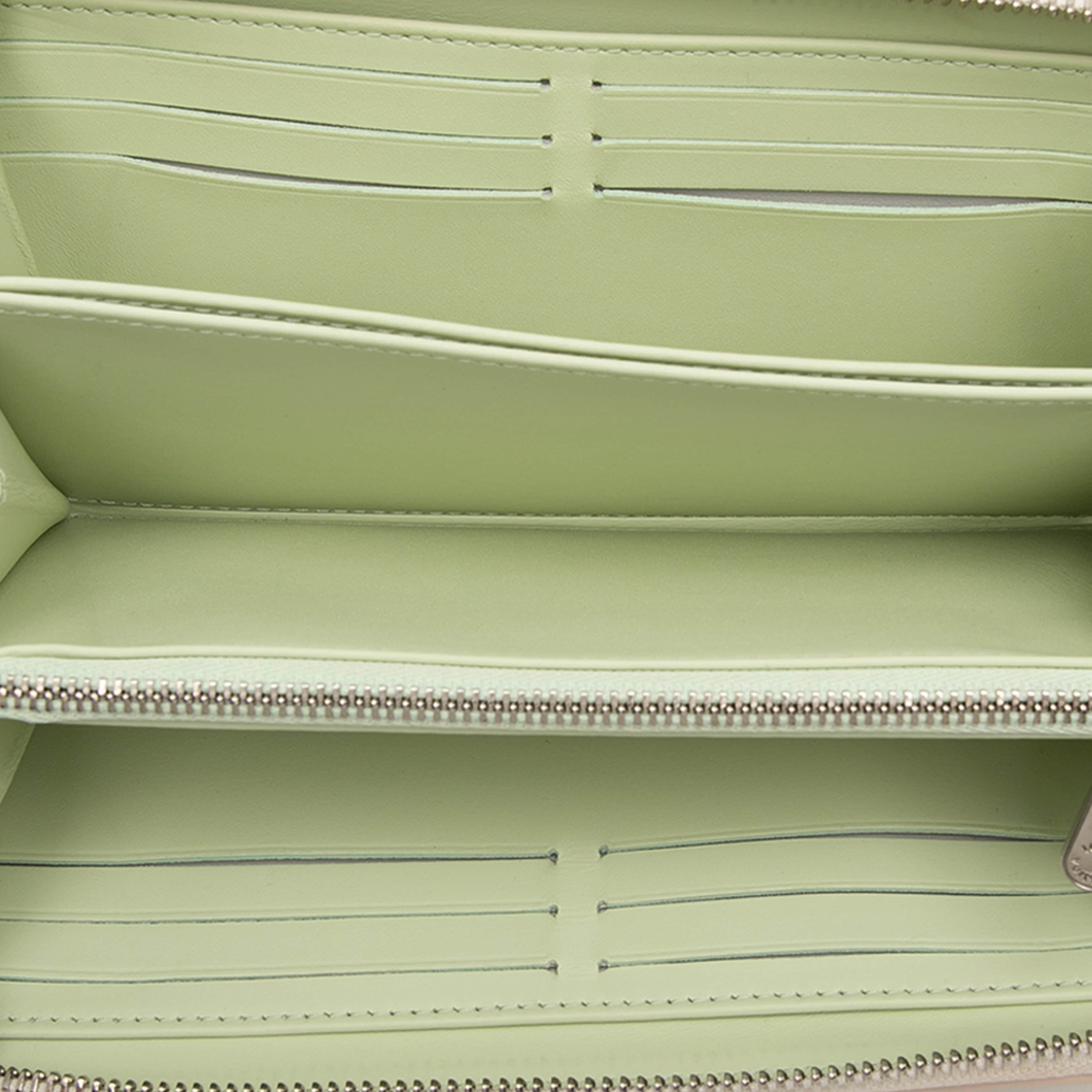 Louis Vuitton Monogram Mahina Reverse Zippy Wallet, från Luxclusif, i färgen light beige. Klicka för att öppna bilden i stort format