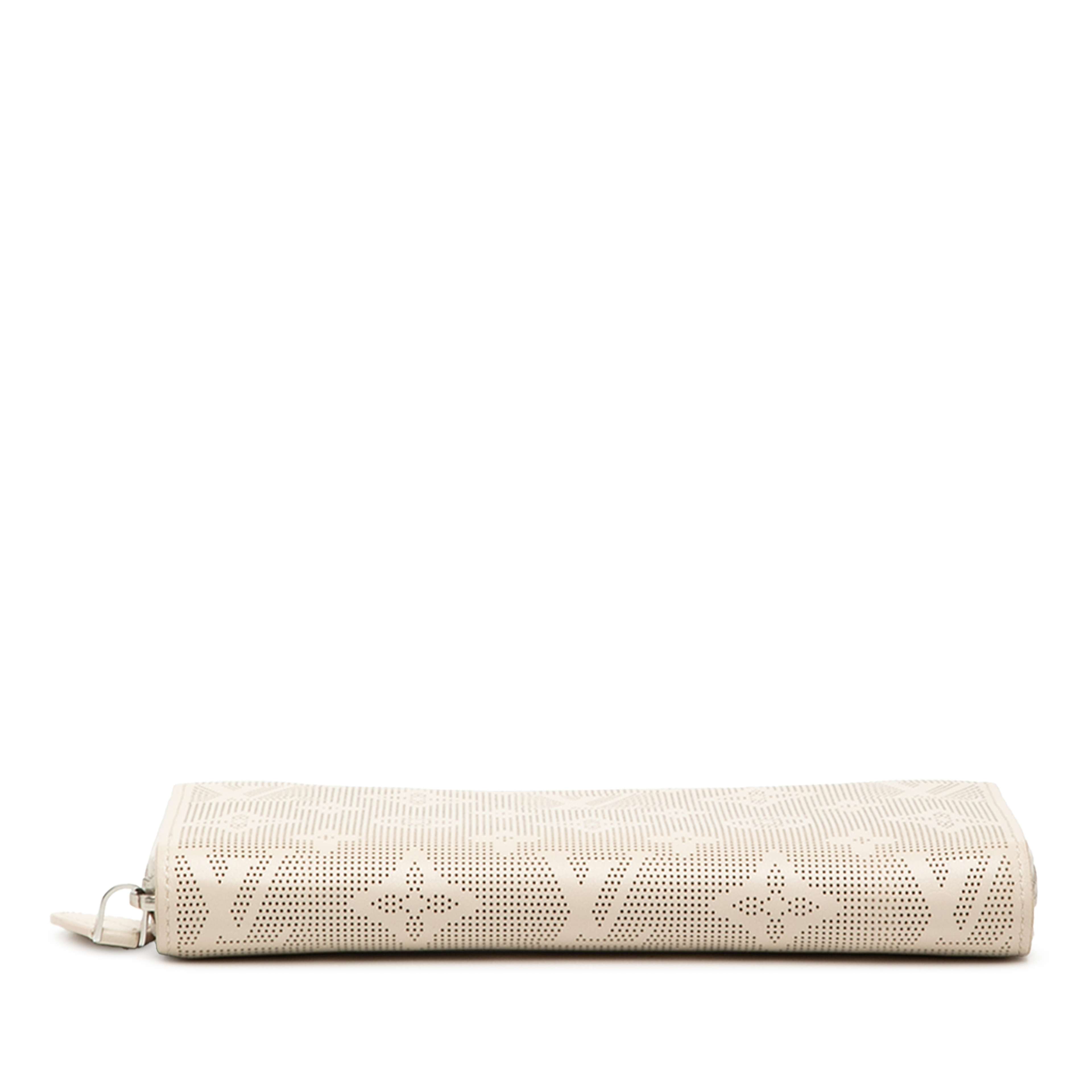 Louis Vuitton Monogram Mahina Reverse Zippy Wallet, från Luxclusif, i färgen light beige. Klicka för att öppna bilden i stort format