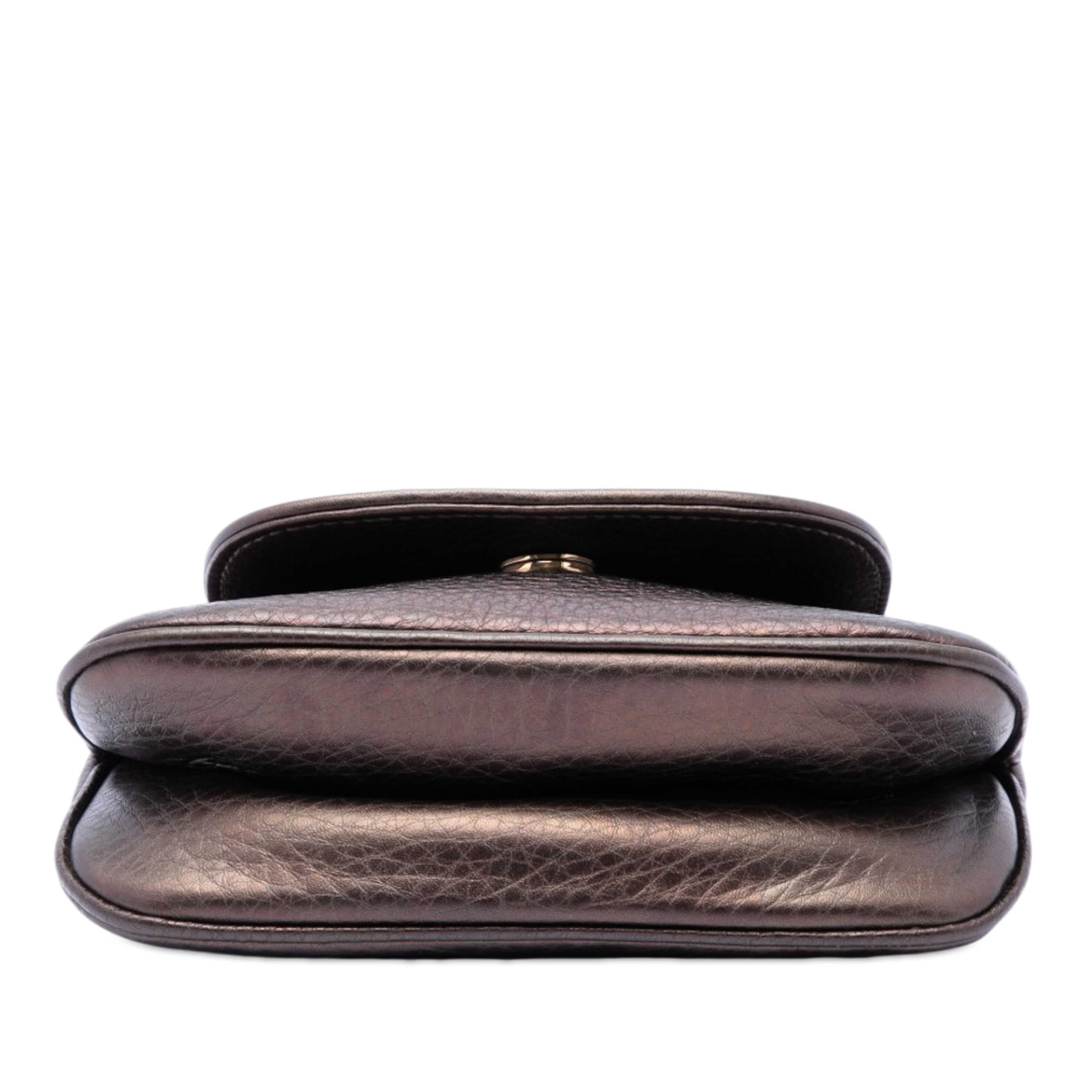 Gucci Small Metallic Pebbled Calfskin 1973 Chain Crossbody, från Luxclusif, i färgen bronze. Klicka för att öppna bilden i stort format