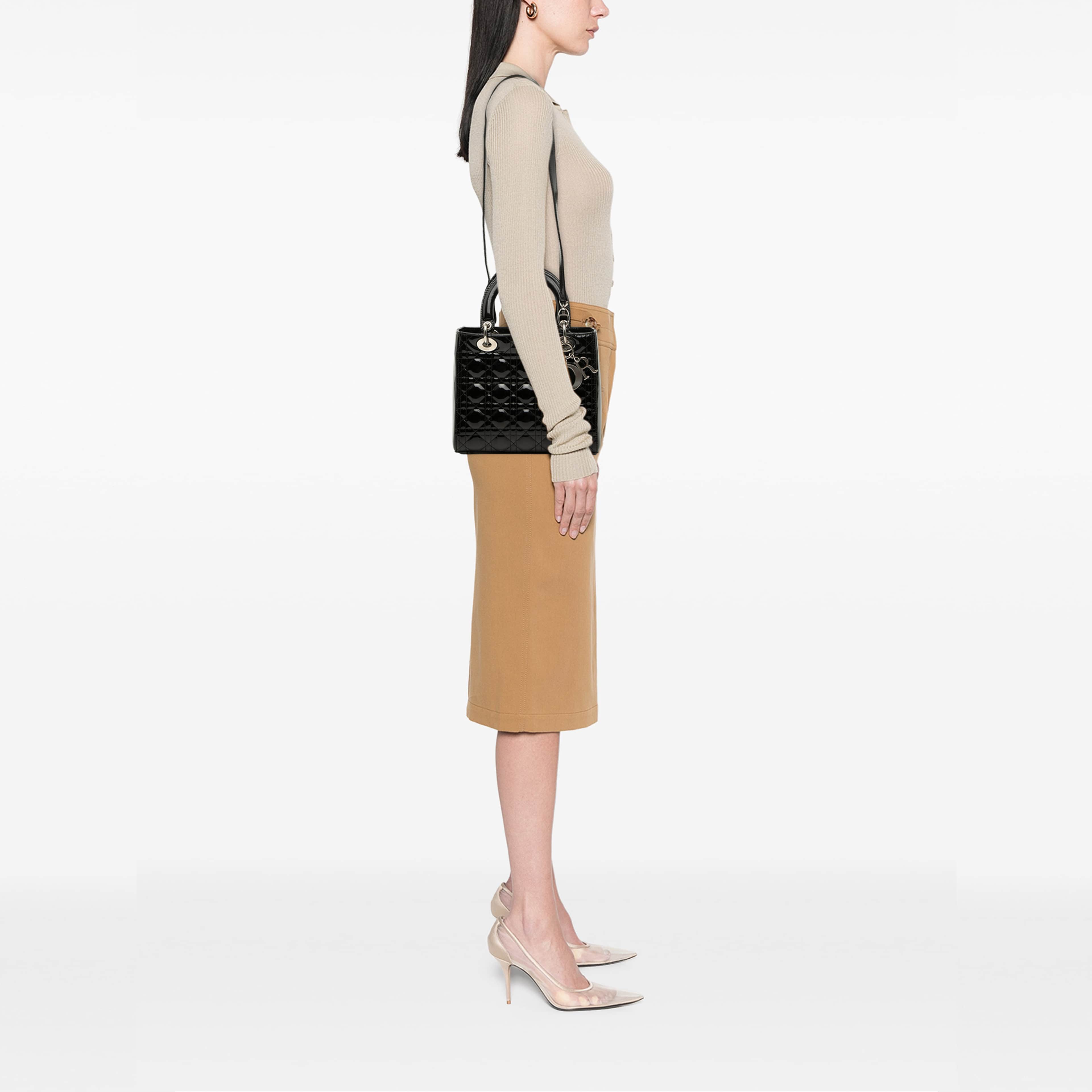 Dior Medium Patent Cannage Lady Dior, från Luxclusif, i färgen svart. Klicka för att öppna bilden i stort format