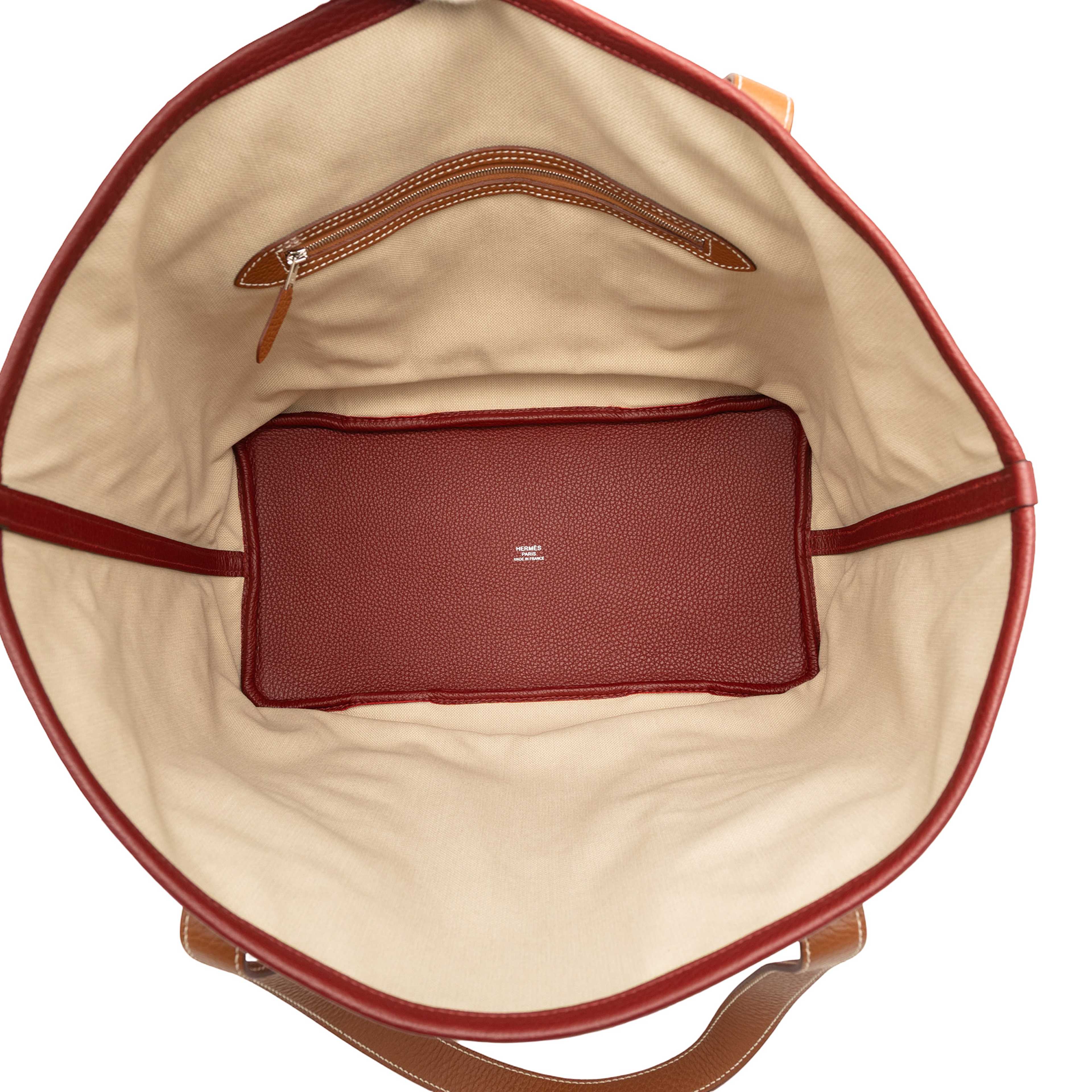 Hermès Toile And Clemence Pursangle Tote, från Luxclusif, i färgen beige. Klicka för att öppna bilden i stort format