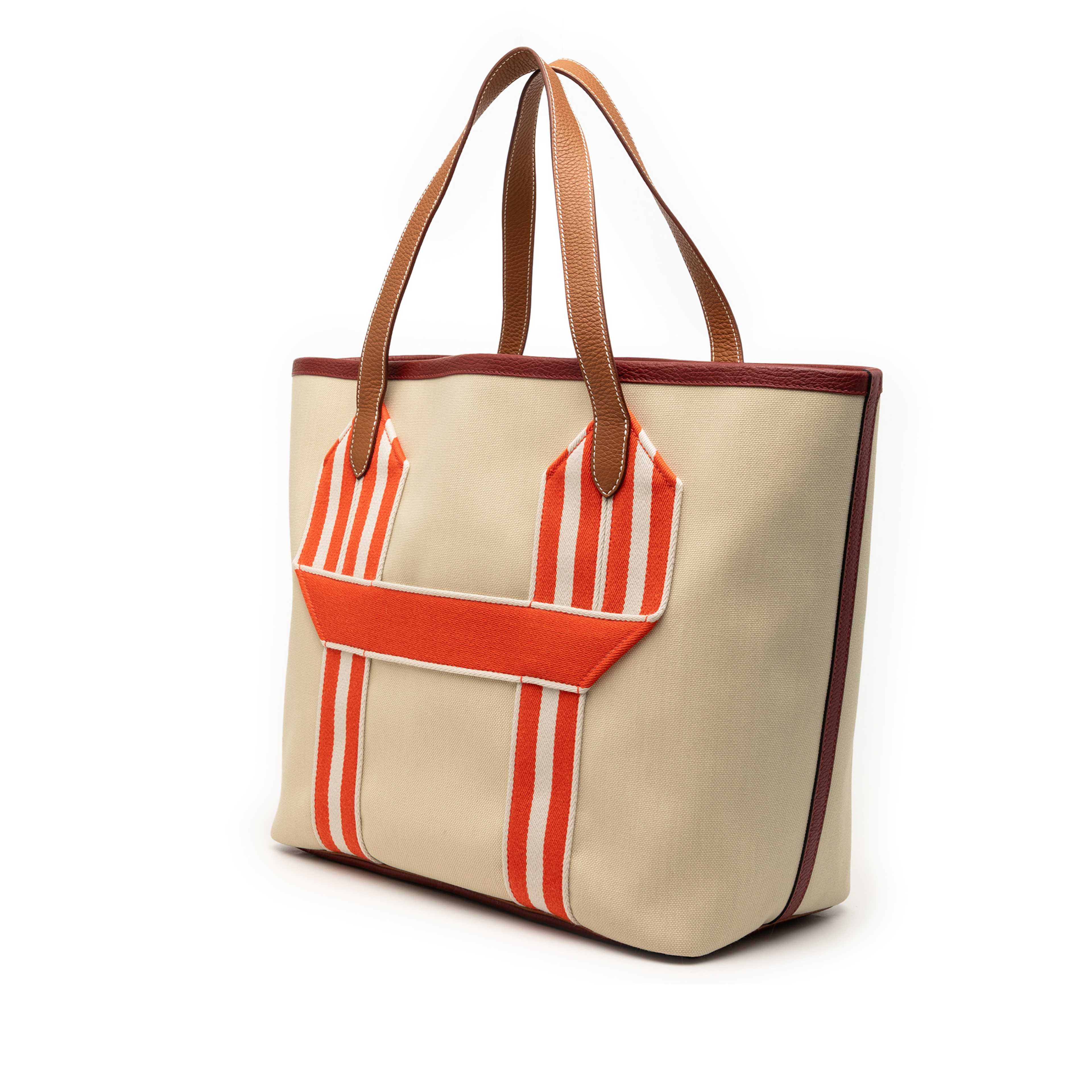 Hermès Toile And Clemence Pursangle Tote, från Luxclusif, i färgen beige. Klicka för att öppna bilden i stort format