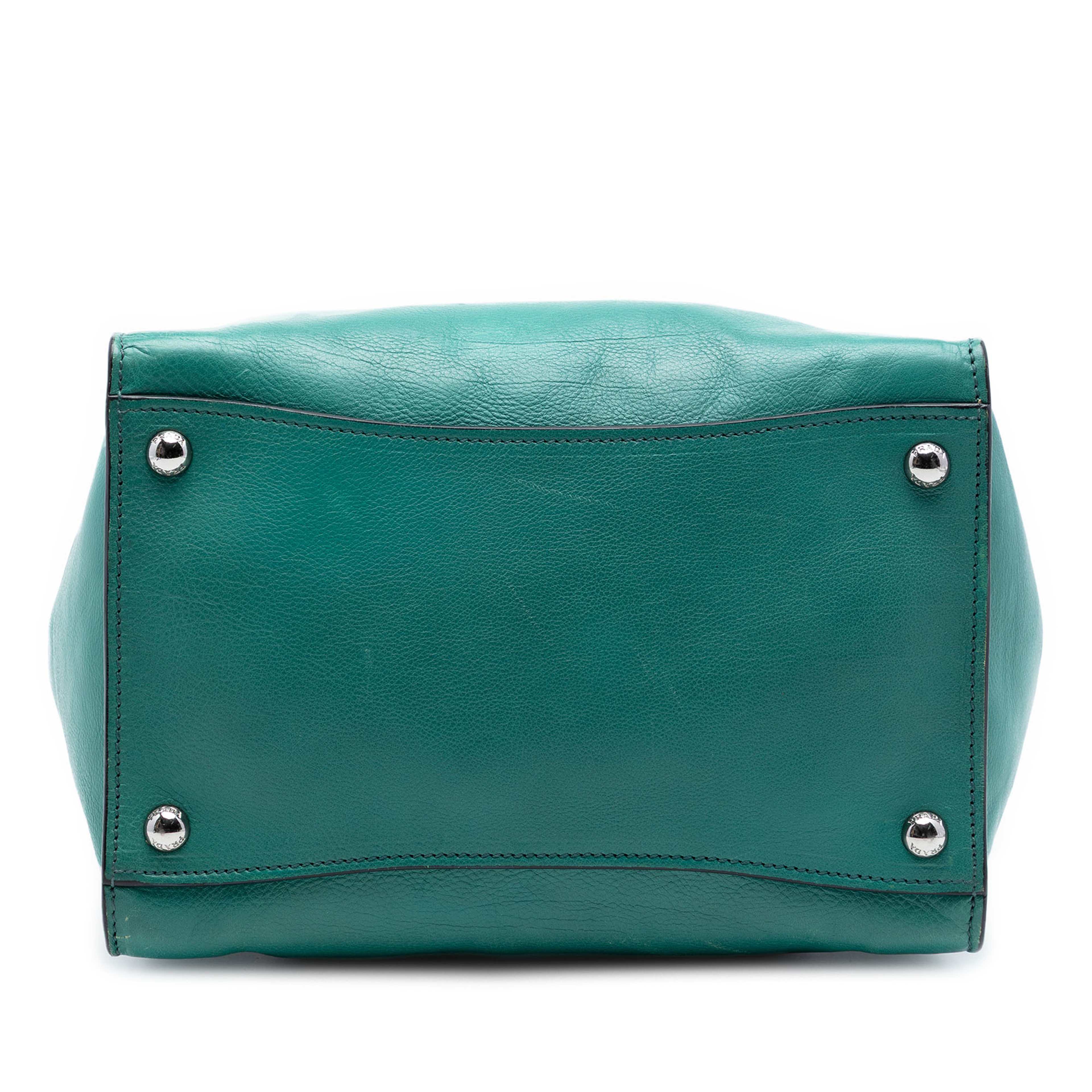 Prada Glace Calf Twin Pocket Double Handle Satchel, från Luxclusif, i färgen grön. Klicka för att öppna bilden i stort format