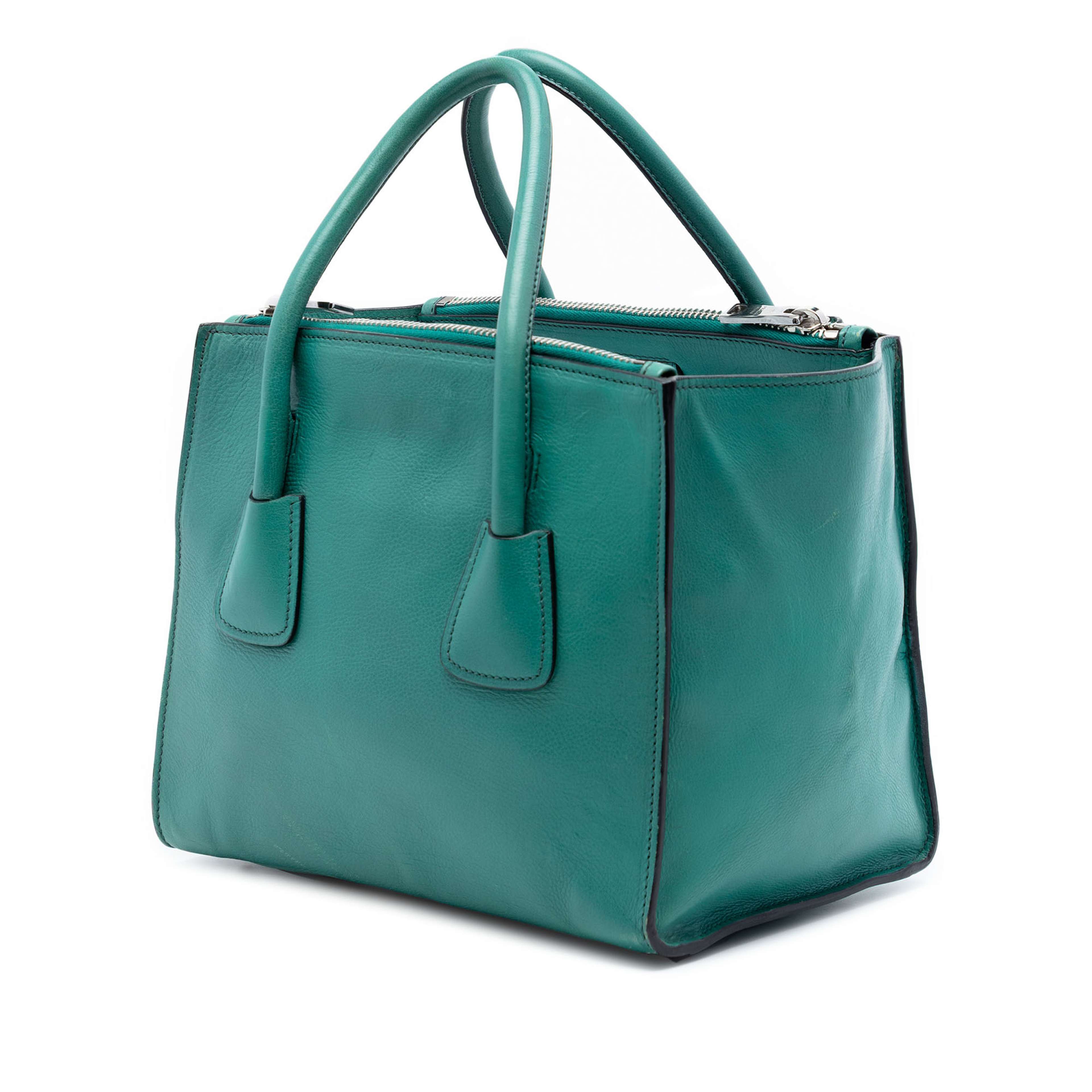 Prada Glace Calf Twin Pocket Double Handle Satchel, från Luxclusif, i färgen grön. Klicka för att öppna bilden i stort format