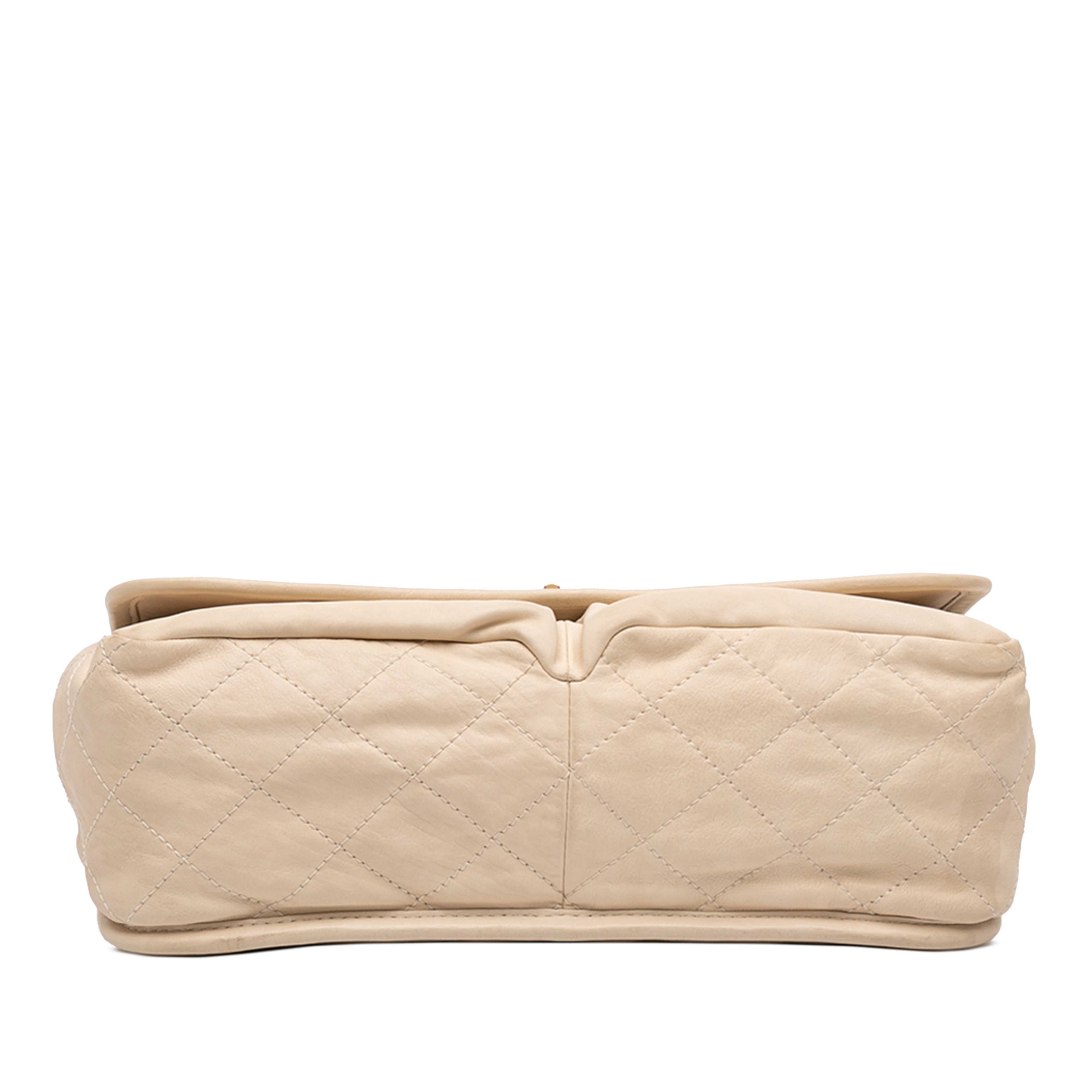 Chanel Medium Quilted Lambskin Reissue 2.55 Natural Beauty Split Pocket Flap, från Luxclusif, i färgen beige. Klicka för att öppna bilden i stort format