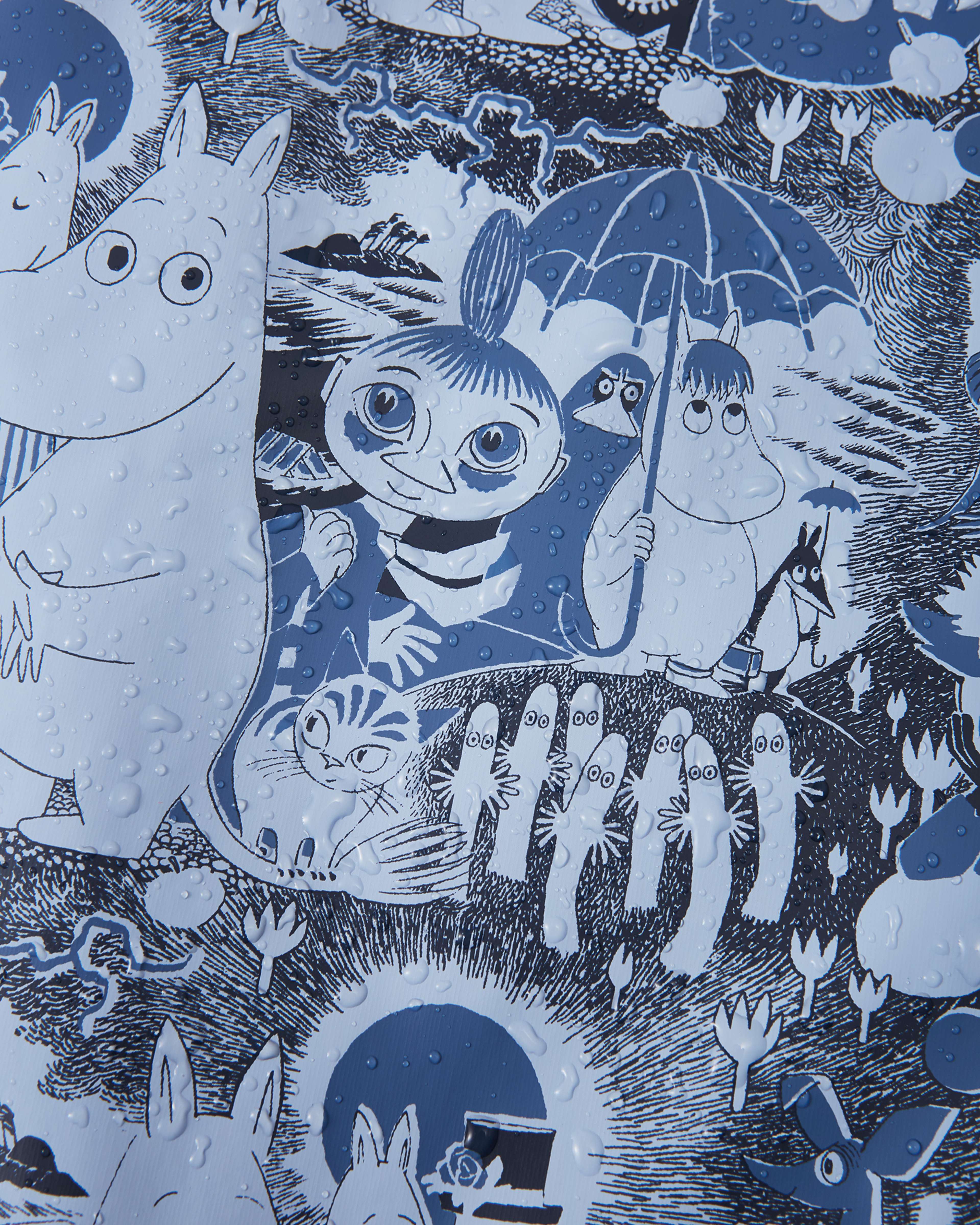 Regnjacka Moomin Vesi, från Reima, i färgen airy blue. Klicka för att öppna bilden i stort format
