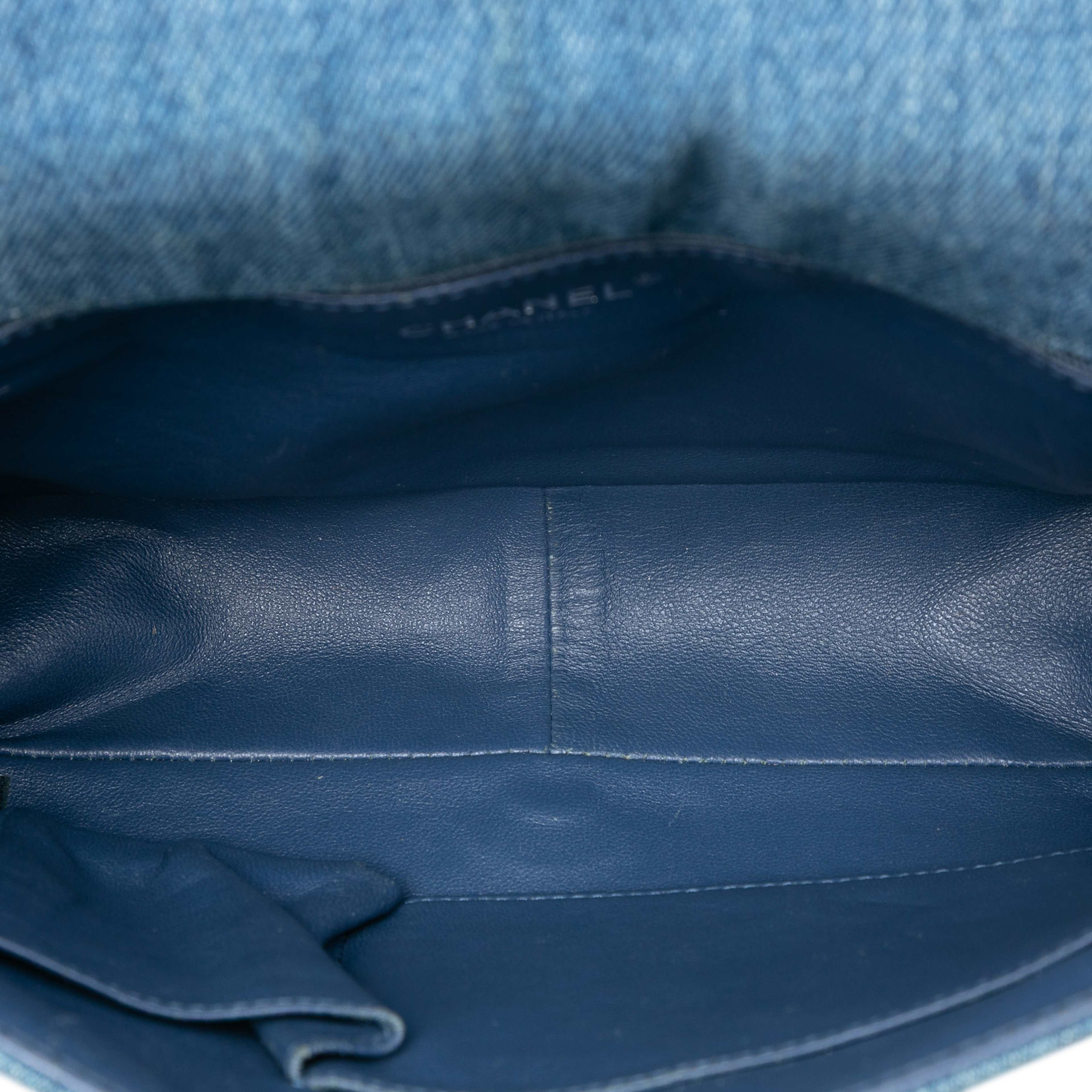 Chanel Large Quilted Denim Boy Flap, från Luxclusif, i färgen denim. Klicka för att öppna bilden i stort format